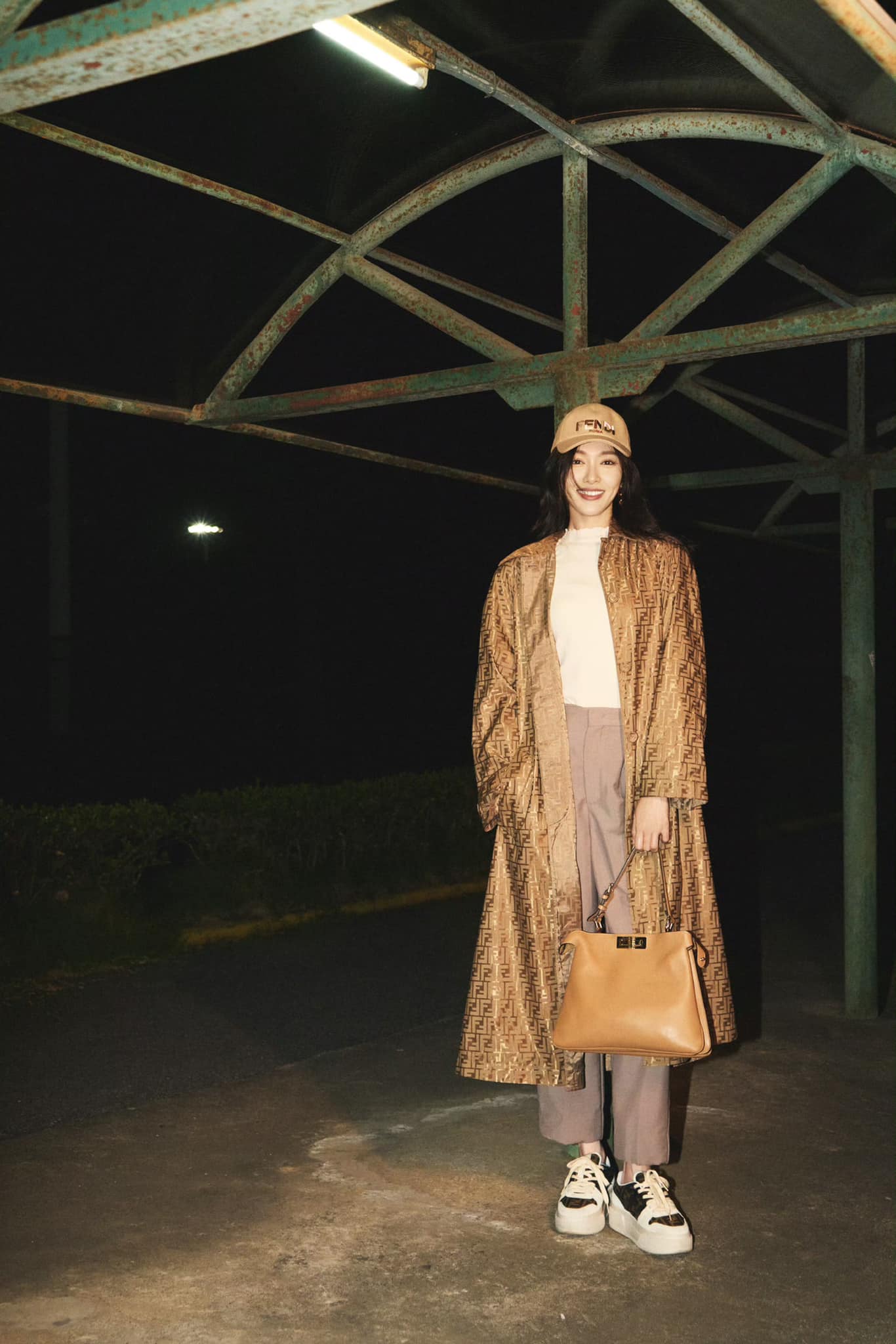 Song Hye Kyo និង Duong Yen ប៉ះគ្នាក្នុងគំនិត ដែលចំណុចលេចធ្លោគឺការរួមបញ្ចូលគ្នាដ៏គួរឱ្យរំភើបចិត្ត - រូបថត ៧. Song Hye Kyo, Đường Yên đụng độ concept, điểm nhấn ở cách phối cực kỳ tôn dáng- Ảnh 7.