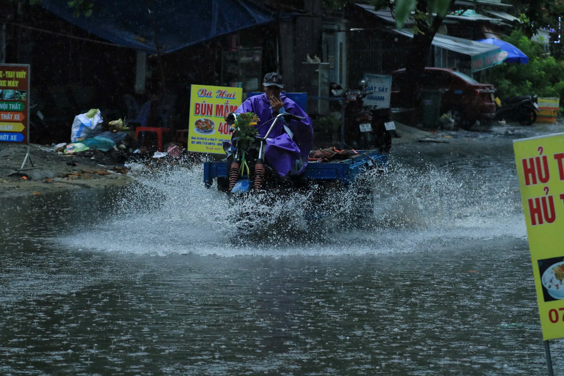 Mưa trắng trời kéo dài cả sáng ở TP.HCM, nhiều tuyến đường ngập nước- Ảnh 11.