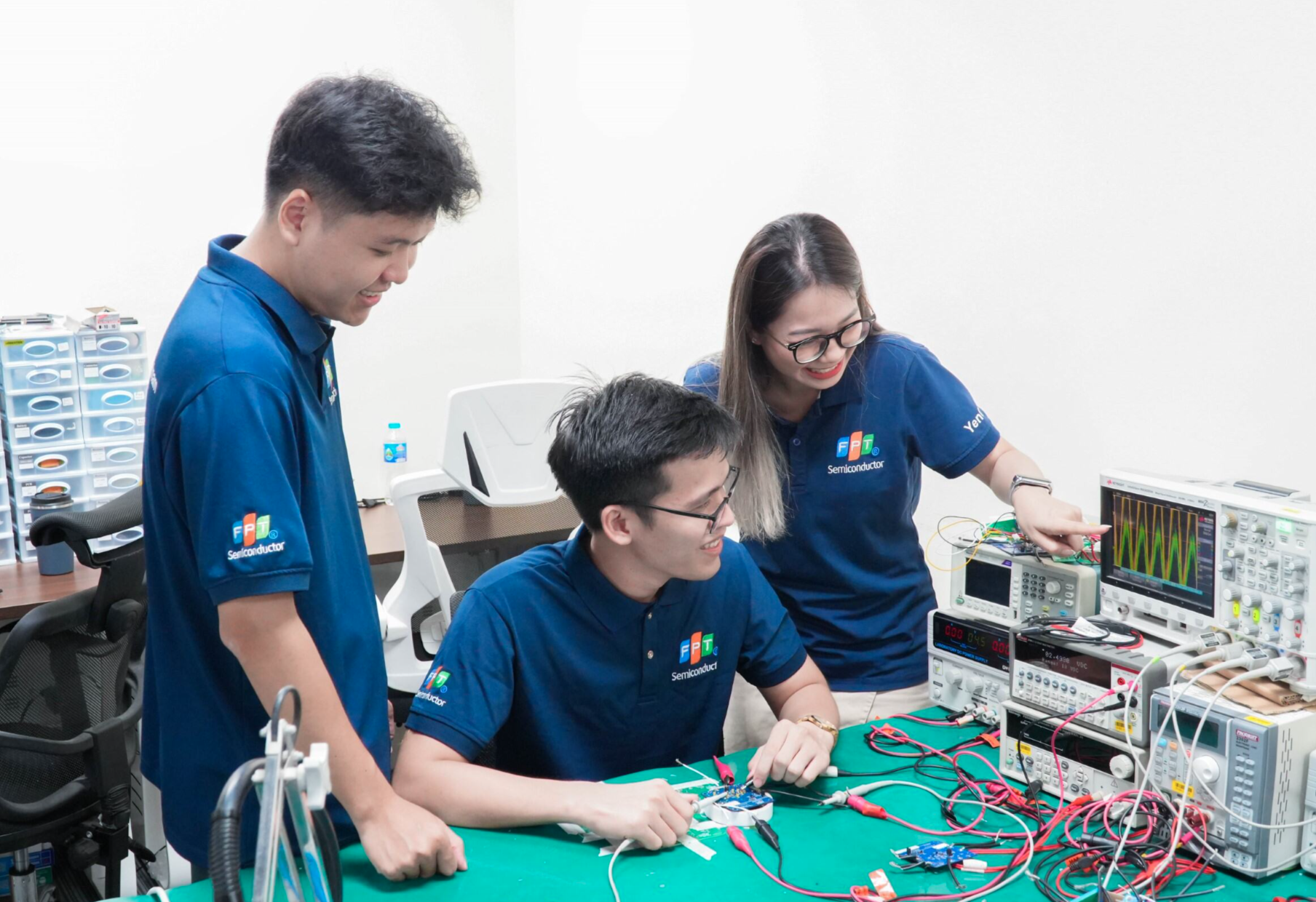 Nhân sự 80.013 của FPT khẳng định cơ hội ngành bán dẫn cho thanh niên Việt Nam - Ảnh 2. Nhân sự 80.013 của FPT khẳng định cơ hội ngành bán dẫn cho thanh niên Việt Nam - Ảnh 2.