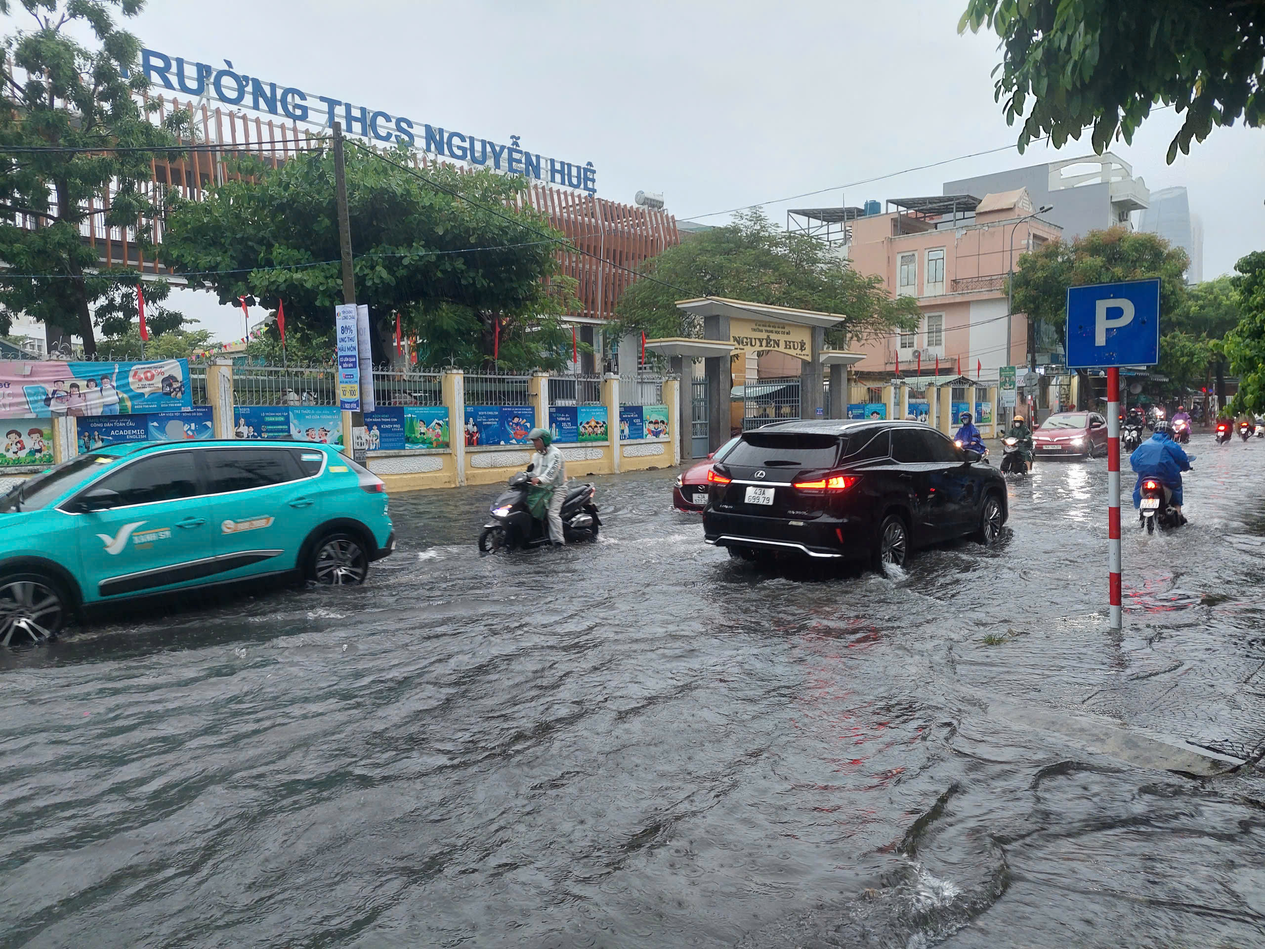 Mưa lớn suốt đêm, nhiều tuyến đường ở Đà Nẵng ngập sâu- Ảnh 2.