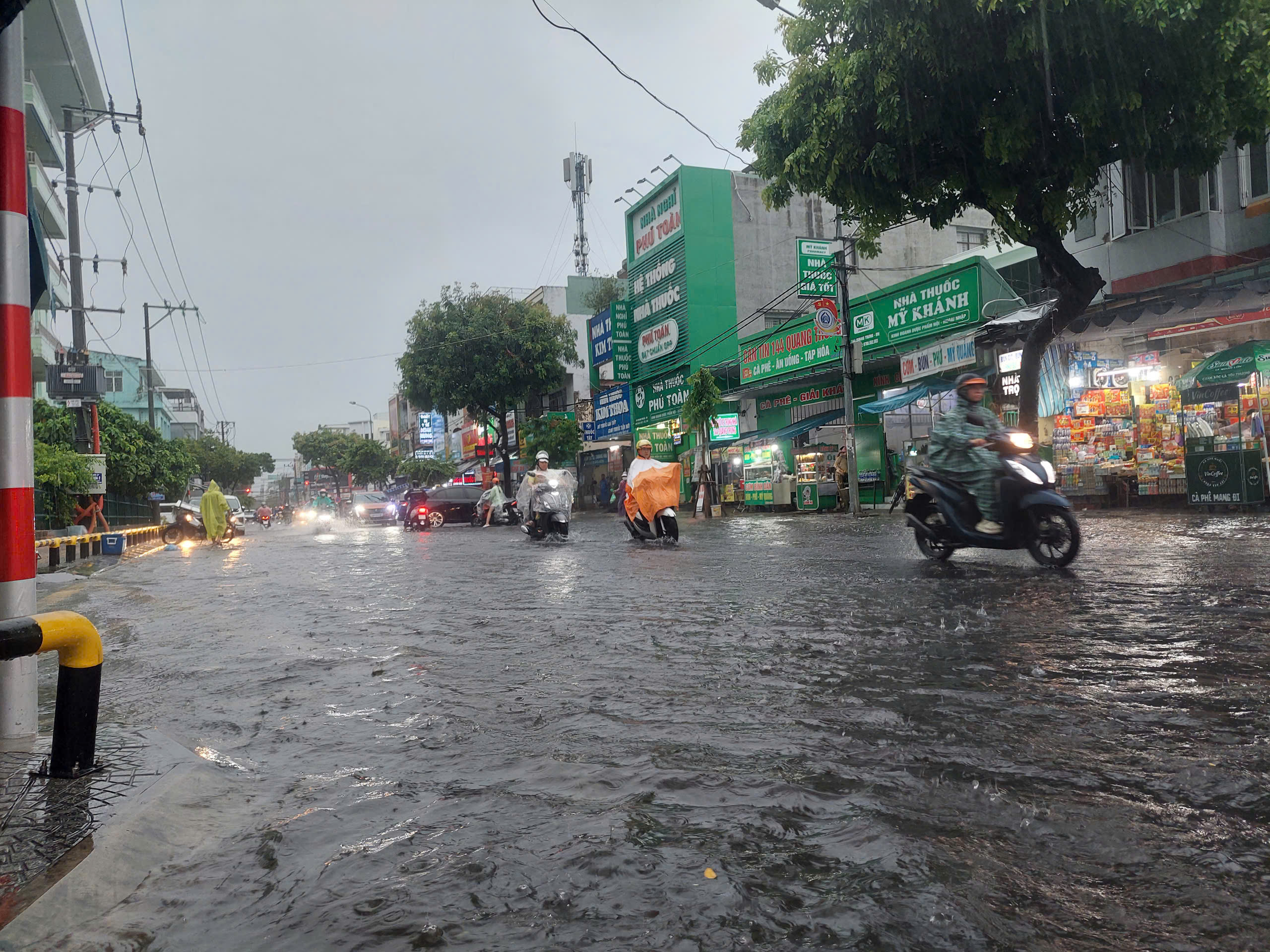 Mưa lớn suốt đêm, nhiều tuyến đường ở Đà Nẵng ngập sâu- Ảnh 4.