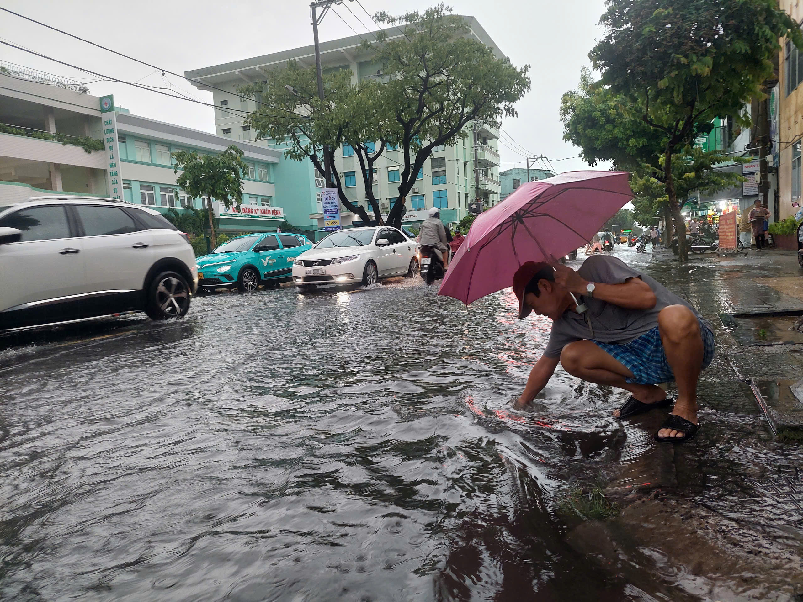 Mưa lớn suốt đêm, nhiều tuyến đường ở Đà Nẵng ngập sâu- Ảnh 6.