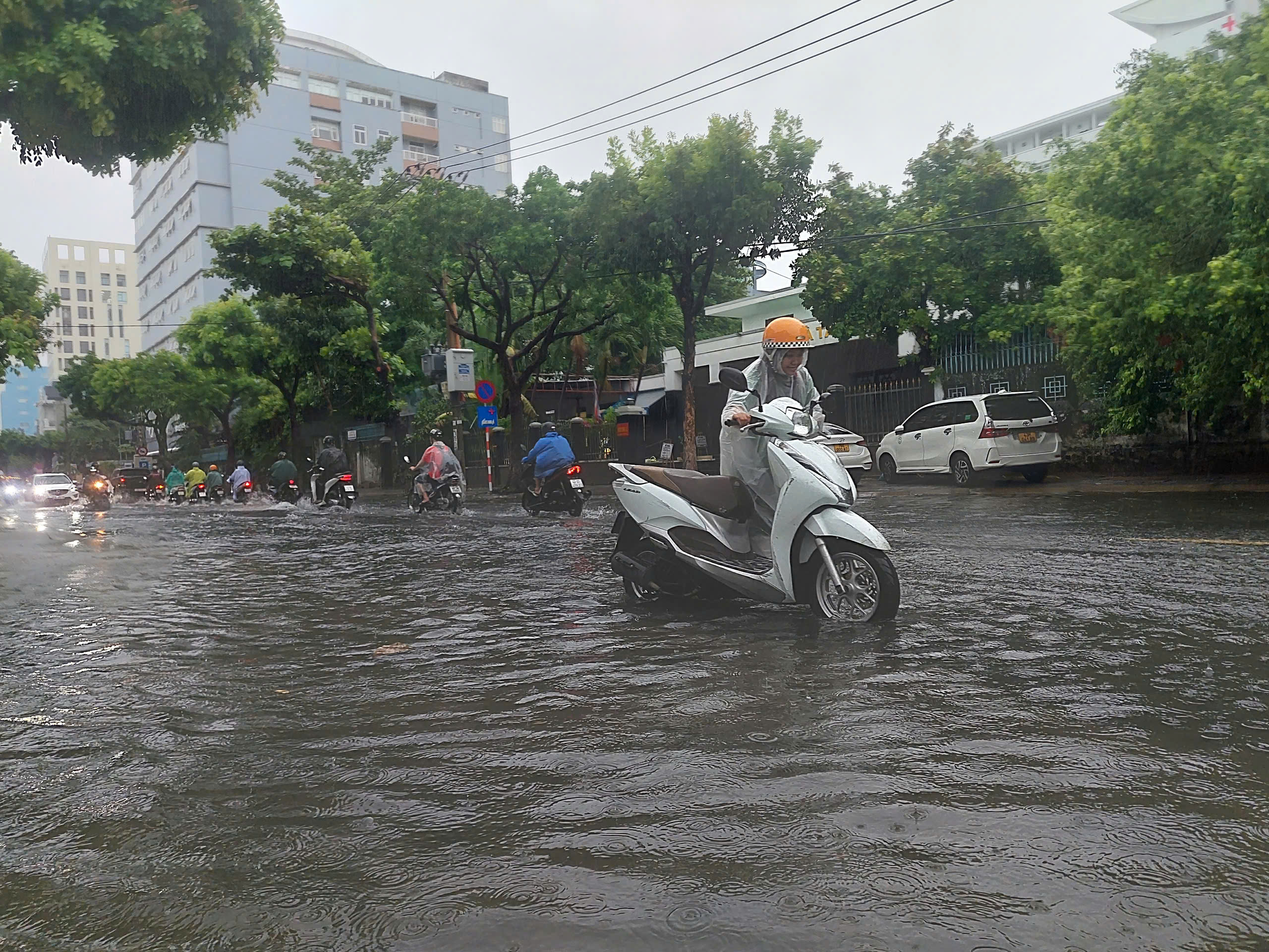 Mưa lớn suốt đêm, nhiều tuyến đường ở Đà Nẵng ngập sâu- Ảnh 8.