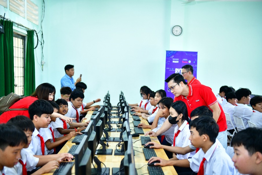 Bytes for Future nâng cao kiến thức công nghệ thông tin cho học sinh Việt Nam- Ảnh 3. Bytes for Future nâng cao kiến thức công nghệ thông tin cho học sinh Việt Nam- Ảnh 3.
