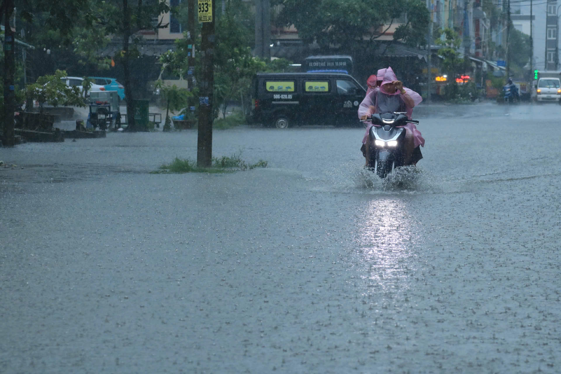 Mưa trắng trời kéo dài cả sáng ở TP.HCM, nhiều tuyến đường ngập nước- Ảnh 9.