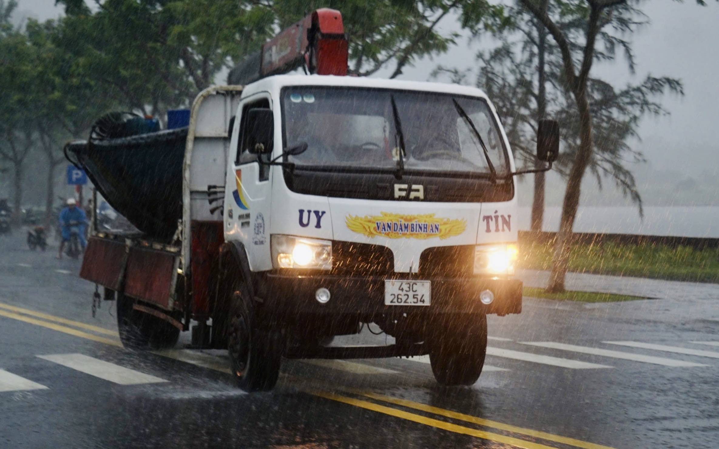 Đà Nẵng: Ngư dân tất tả thuê xe cẩu tàu thuyền lên bờ tránh bão số 4- Ảnh 11.