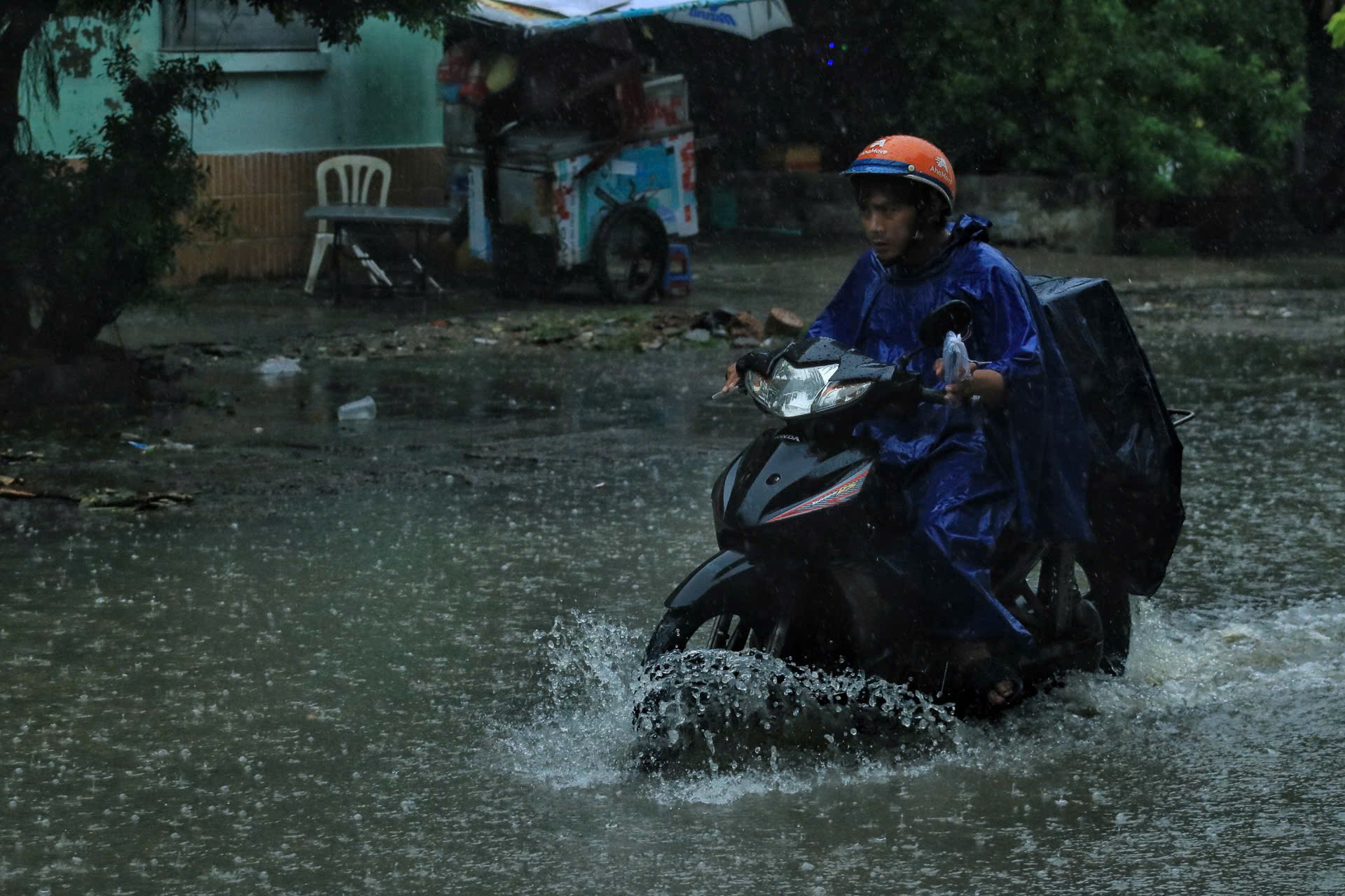 Mưa trắng trời kéo dài cả sáng ở TP.HCM, nhiều tuyến đường ngập nước- Ảnh 7.