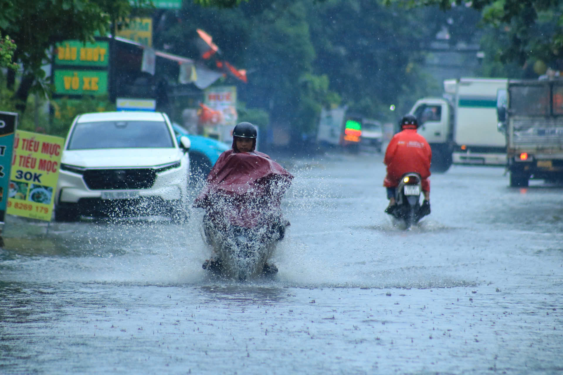 Mưa trắng trời kéo dài cả sáng ở TP.HCM, nhiều tuyến đường ngập nước- Ảnh 4.