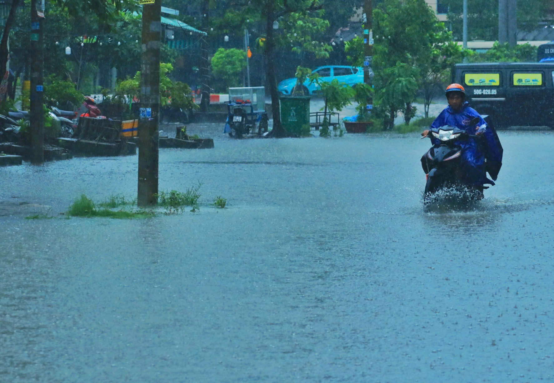 Mưa trắng trời kéo dài cả sáng ở TP.HCM, nhiều tuyến đường ngập nước- Ảnh 1.