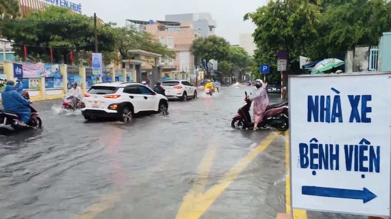 TP.Đà Nẵng: Mưa lớn kéo dài, chính quyền sẵn sàng phương án sơ tán người dân- Ảnh 7.