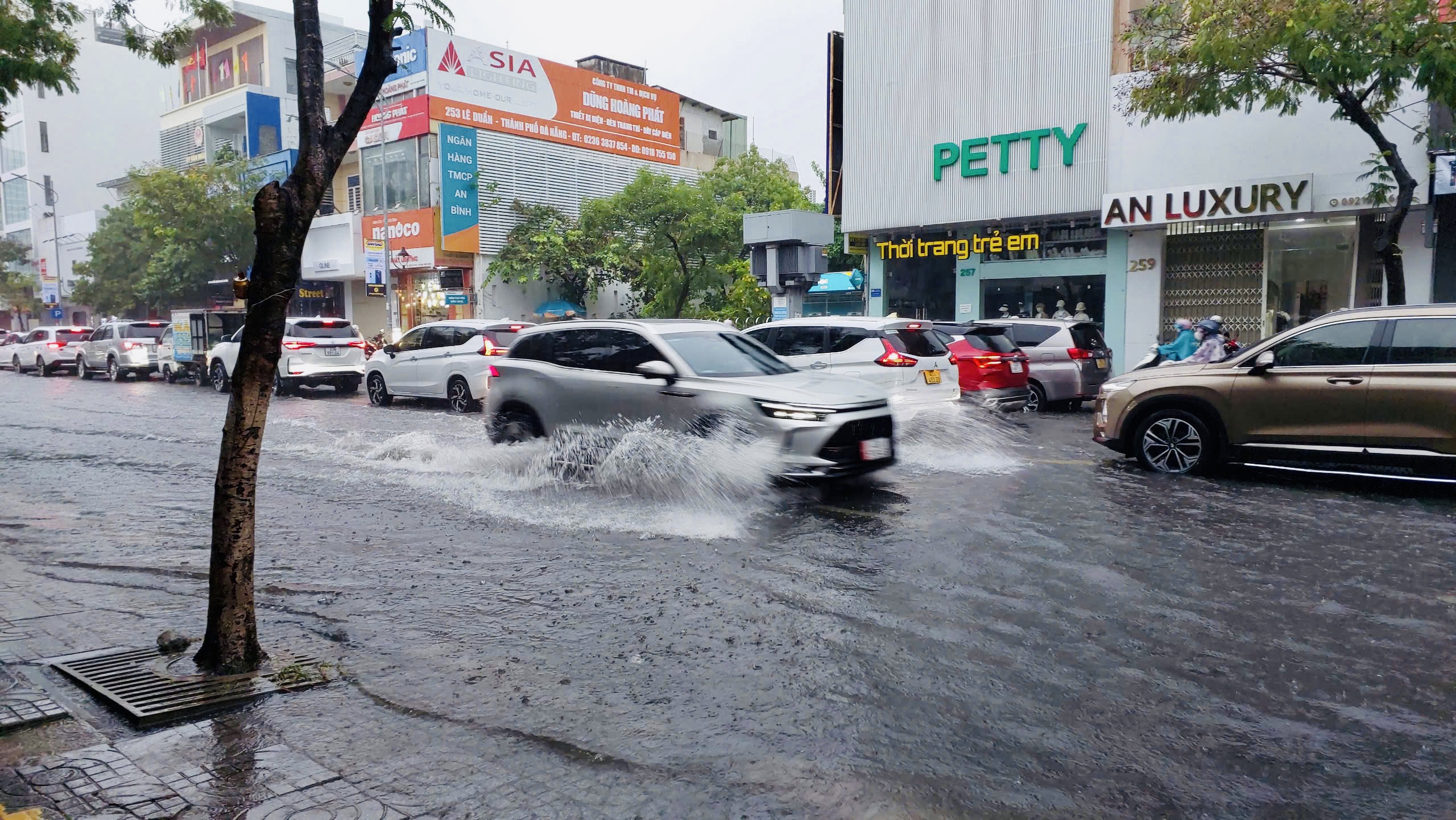 TP.Đà Nẵng: Mưa lớn kéo dài, chính quyền sẵn sàng phương án sơ tán người dân- Ảnh 2.