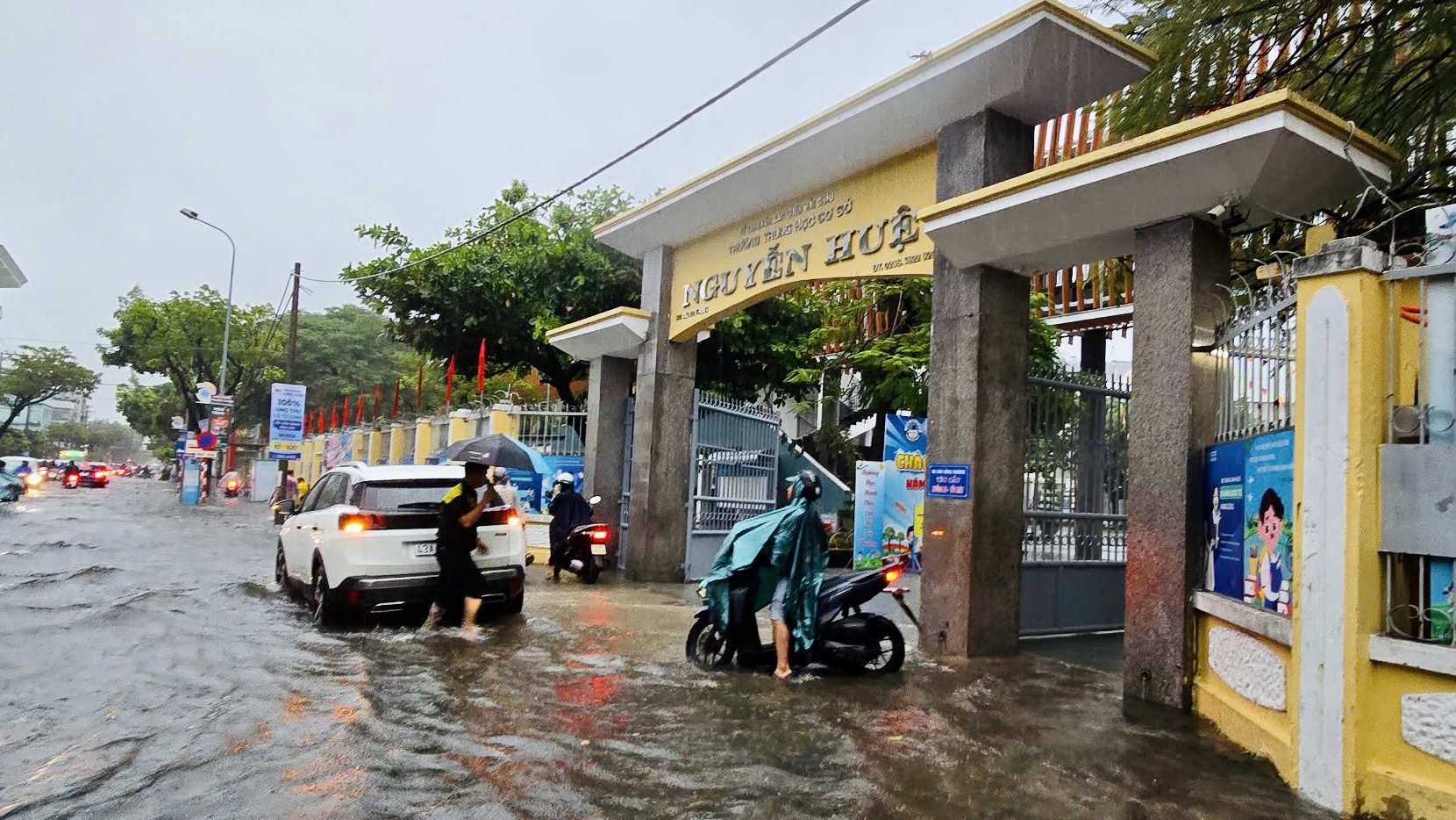 TP.Đà Nẵng: Mưa lớn kéo dài, chính quyền sẵn sàng phương án sơ tán người dân- Ảnh 8.