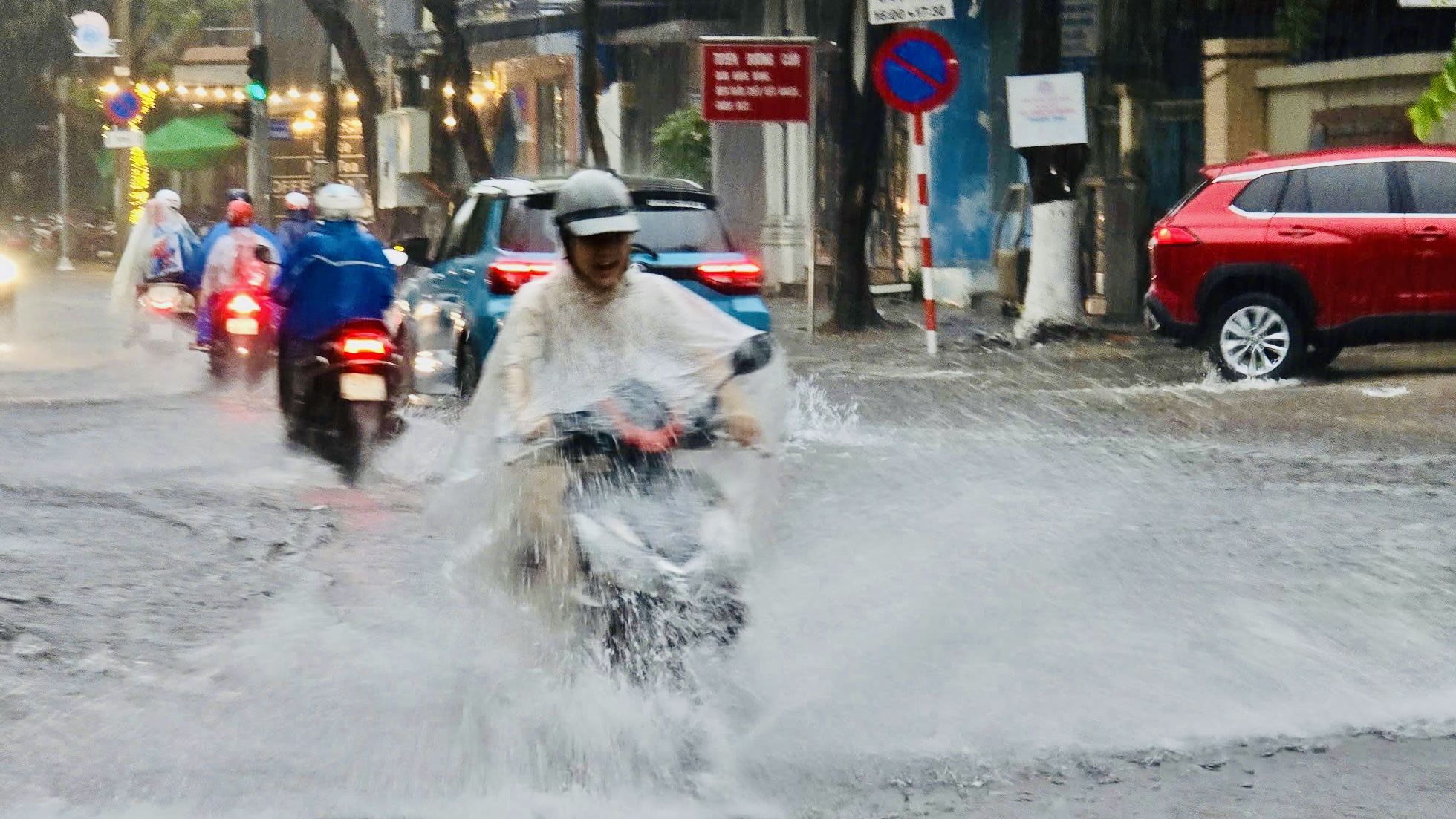 TP.Đà Nẵng: Mưa lớn kéo dài, chính quyền sẵn sàng phương án sơ tán người dân- Ảnh 9.