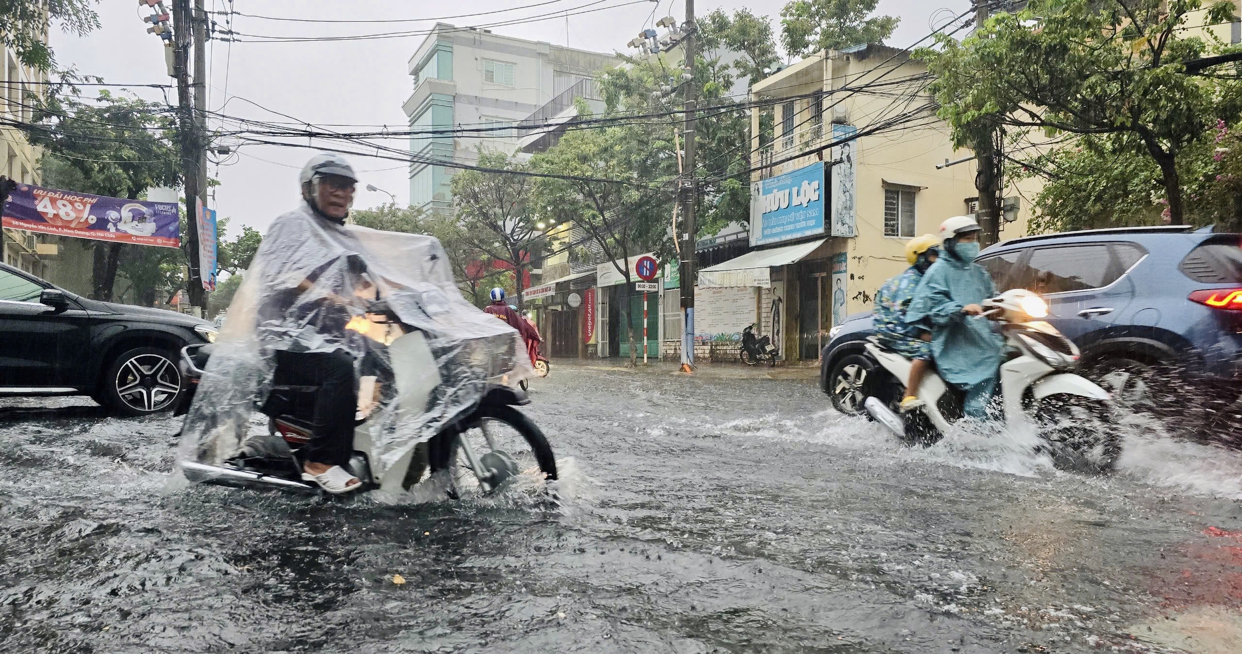 TP.Đà Nẵng: Mưa lớn kéo dài, chính quyền sẵn sàng phương án sơ tán người dân- Ảnh 1.