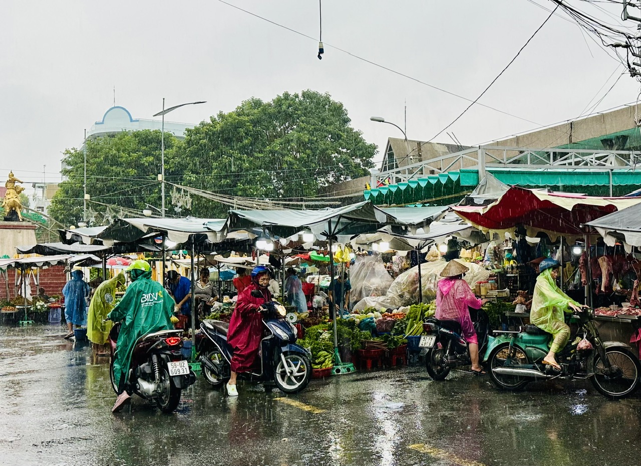 Chợ ế ẩm vì mưa trắng trời từ sáng sớm, giá rau xanh tăng vọt- Ảnh 2.