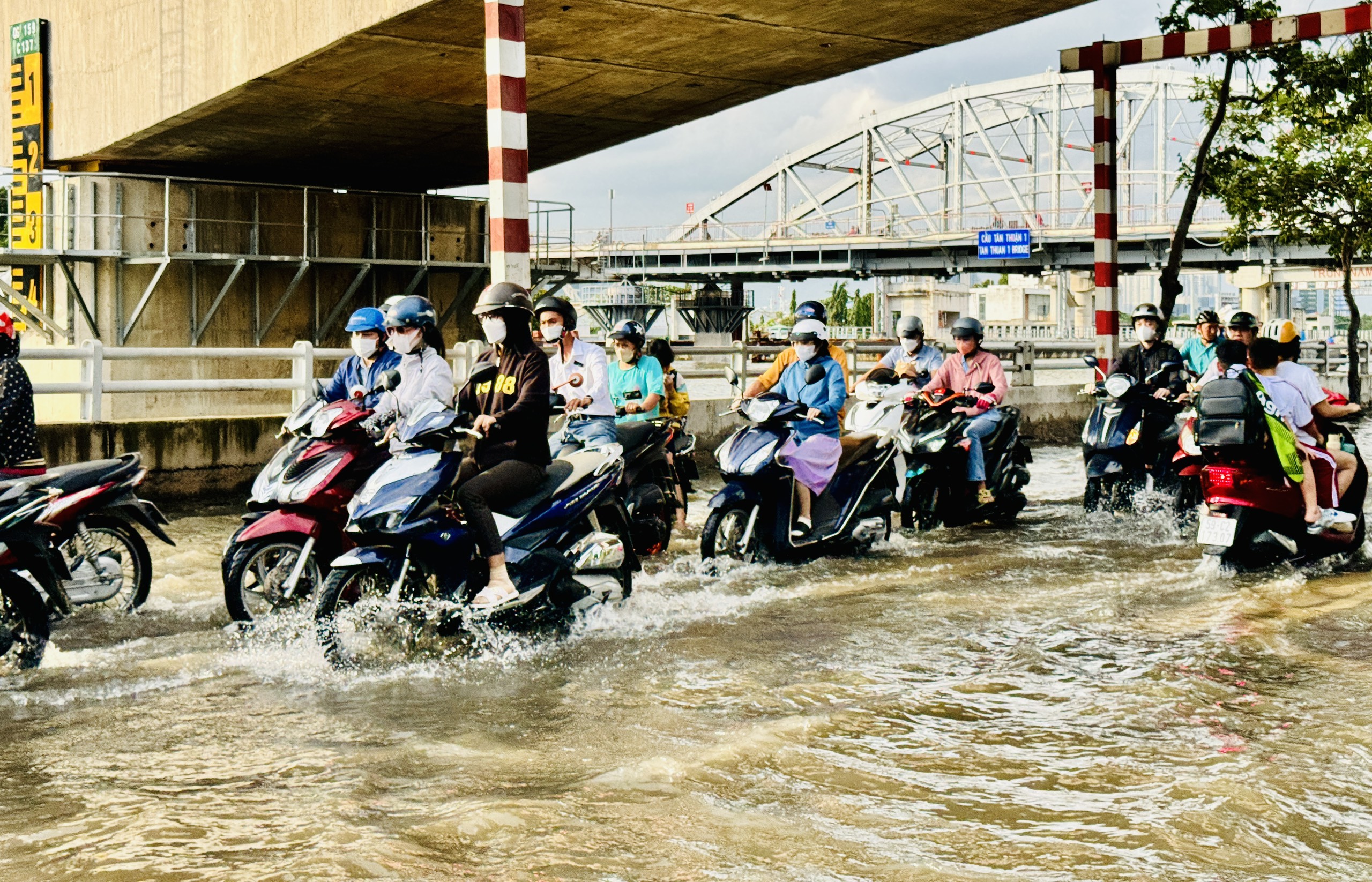 Triều cường gây ngập ở TP.HCM: Người dân ngán ngẩm cảnh lội nước giờ tan tầm- Ảnh 8.