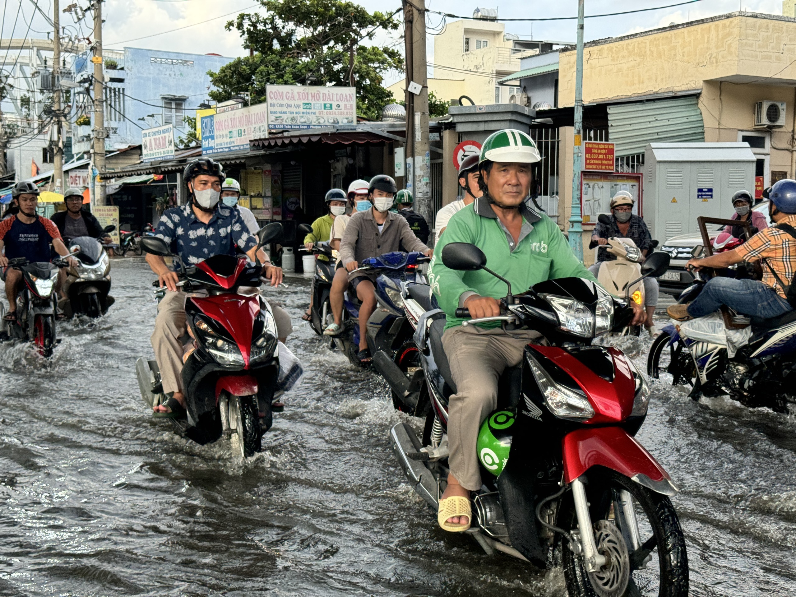 Triều cường gây ngập ở TP.HCM: Người dân ngán ngẩm cảnh lội nước giờ tan tầm- Ảnh 7.