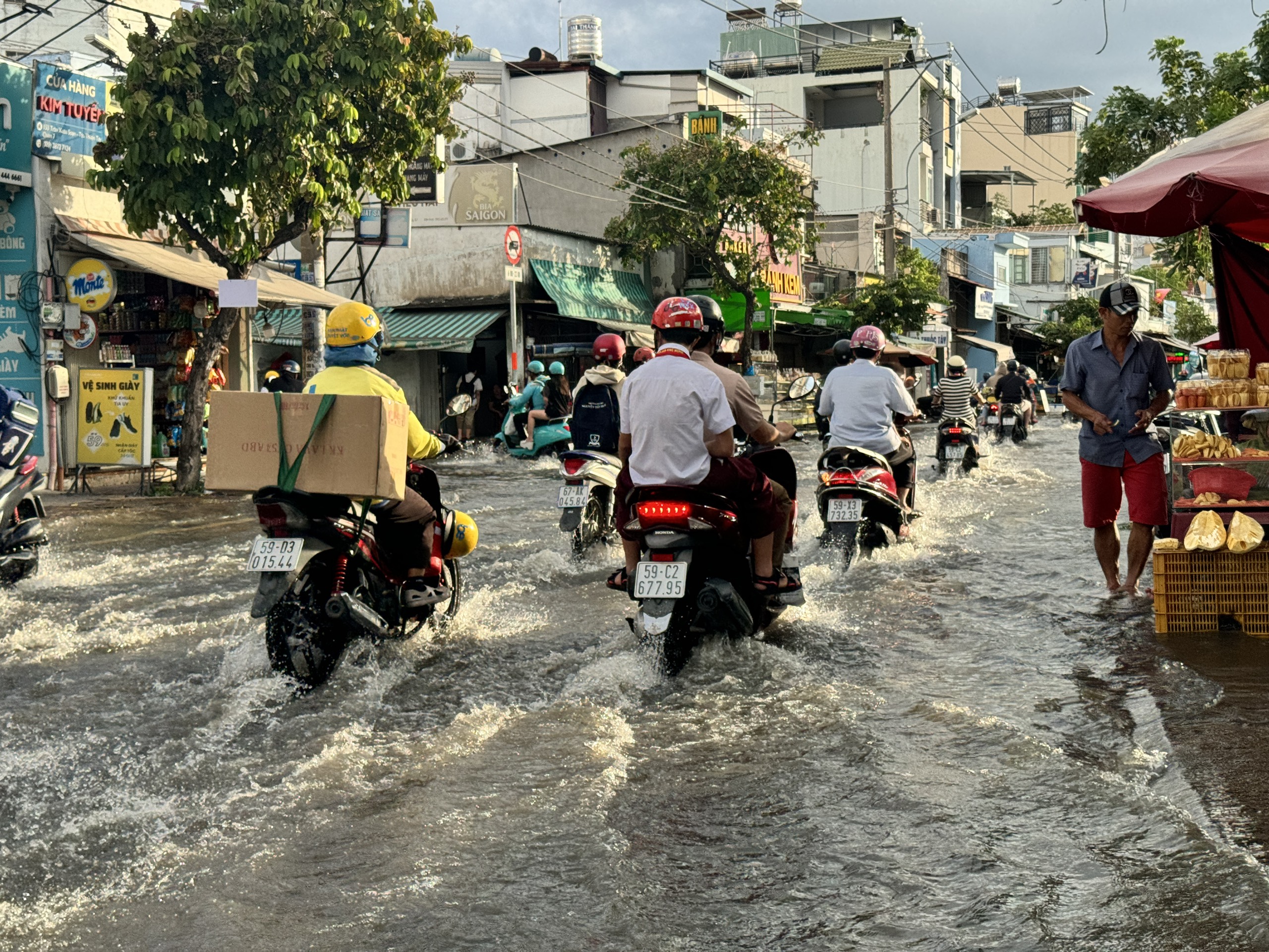 Triều cường gây ngập ở TP.HCM: Người dân ngán ngẩm cảnh lội nước giờ tan tầm- Ảnh 6.