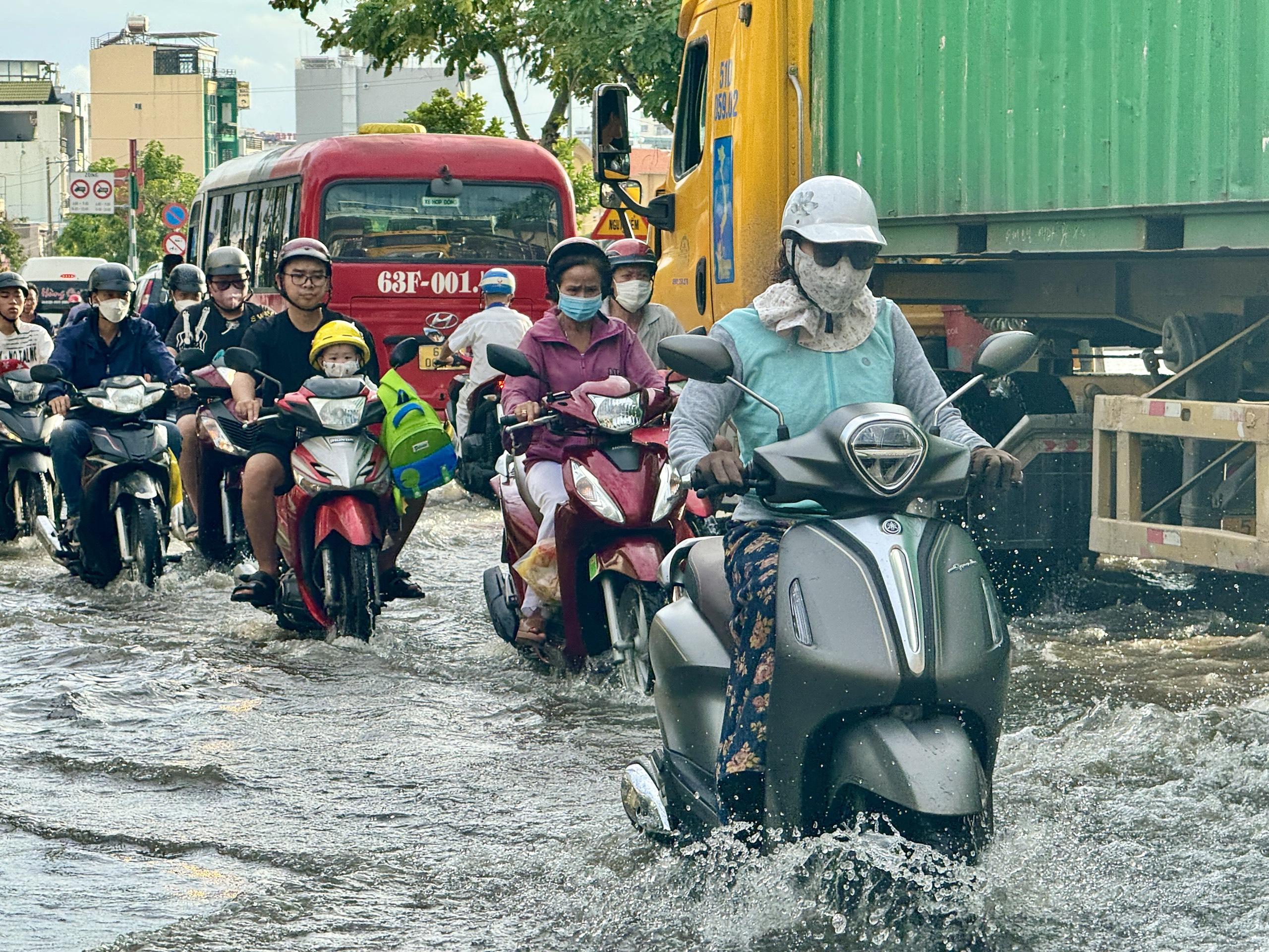 Triều cường gây ngập ở TP.HCM: Người dân ngán ngẩm cảnh lội nước giờ tan tầm- Ảnh 3.