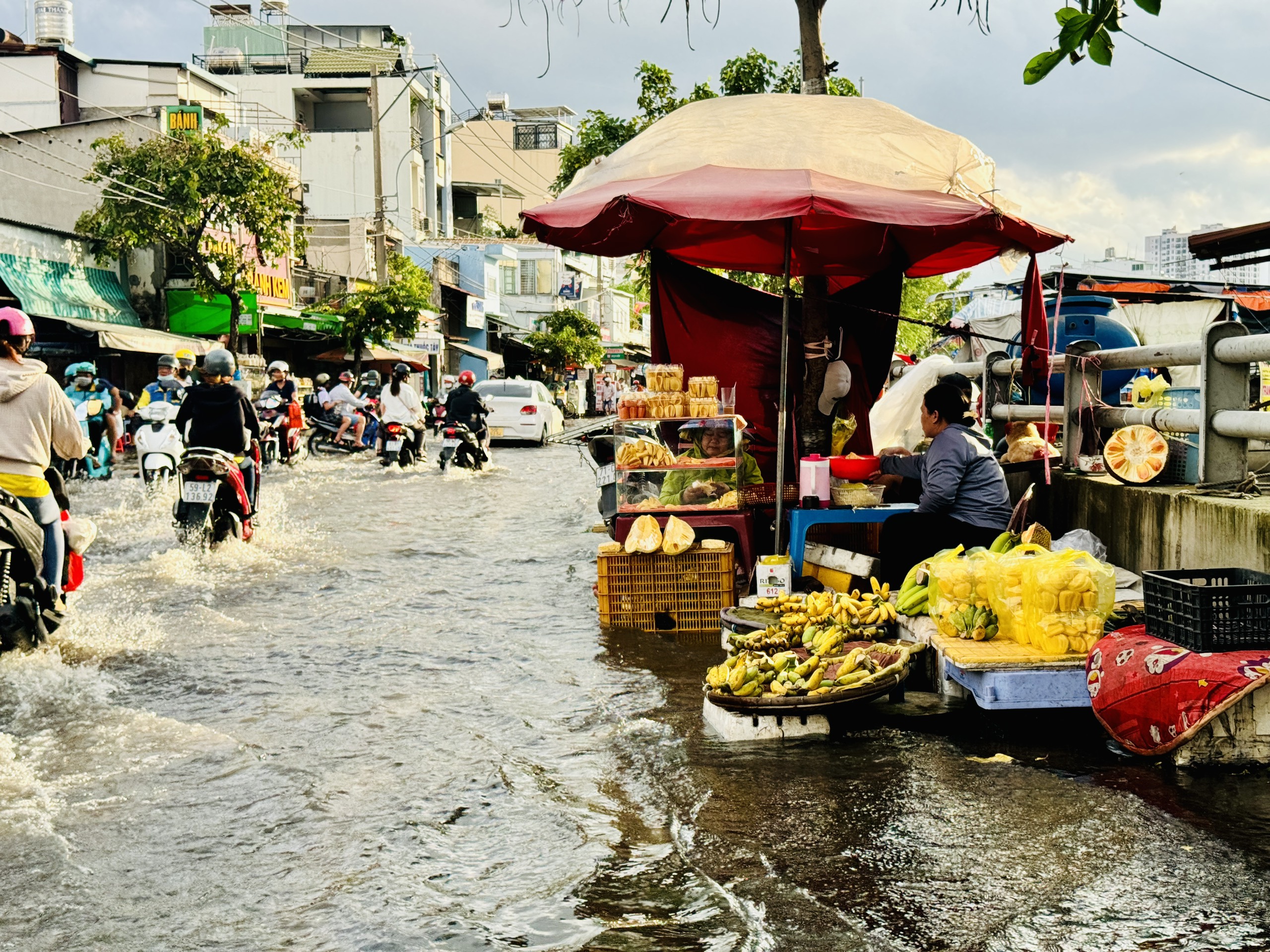 Triều cường gây ngập ở TP.HCM: Người dân ngán ngẩm cảnh lội nước giờ tan tầm- Ảnh 10.