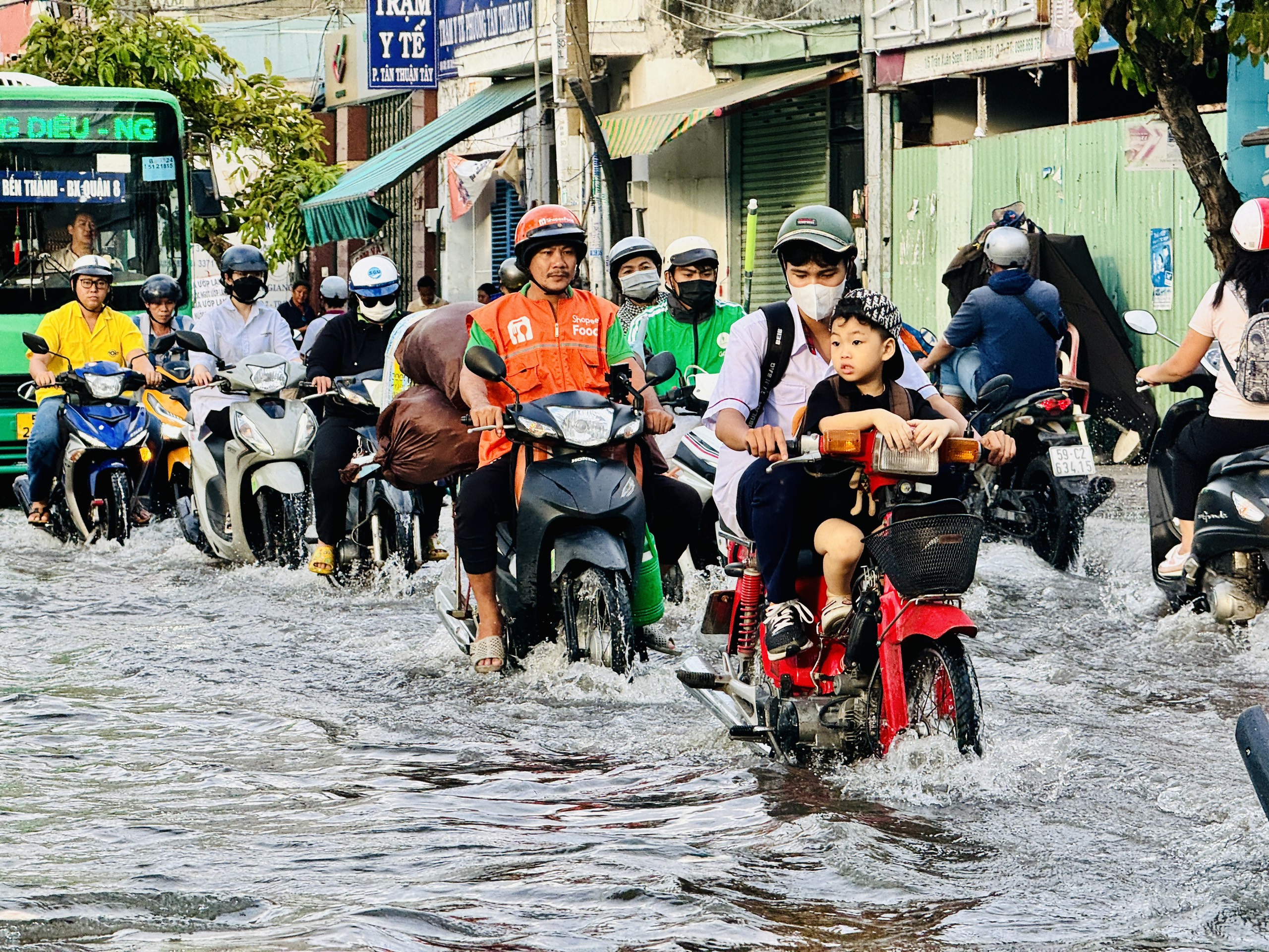 TP.HCM chi 375 tỉ đồng chống ngập, xây bờ kè cho đường Trần Xuân Soạn- Ảnh 1.