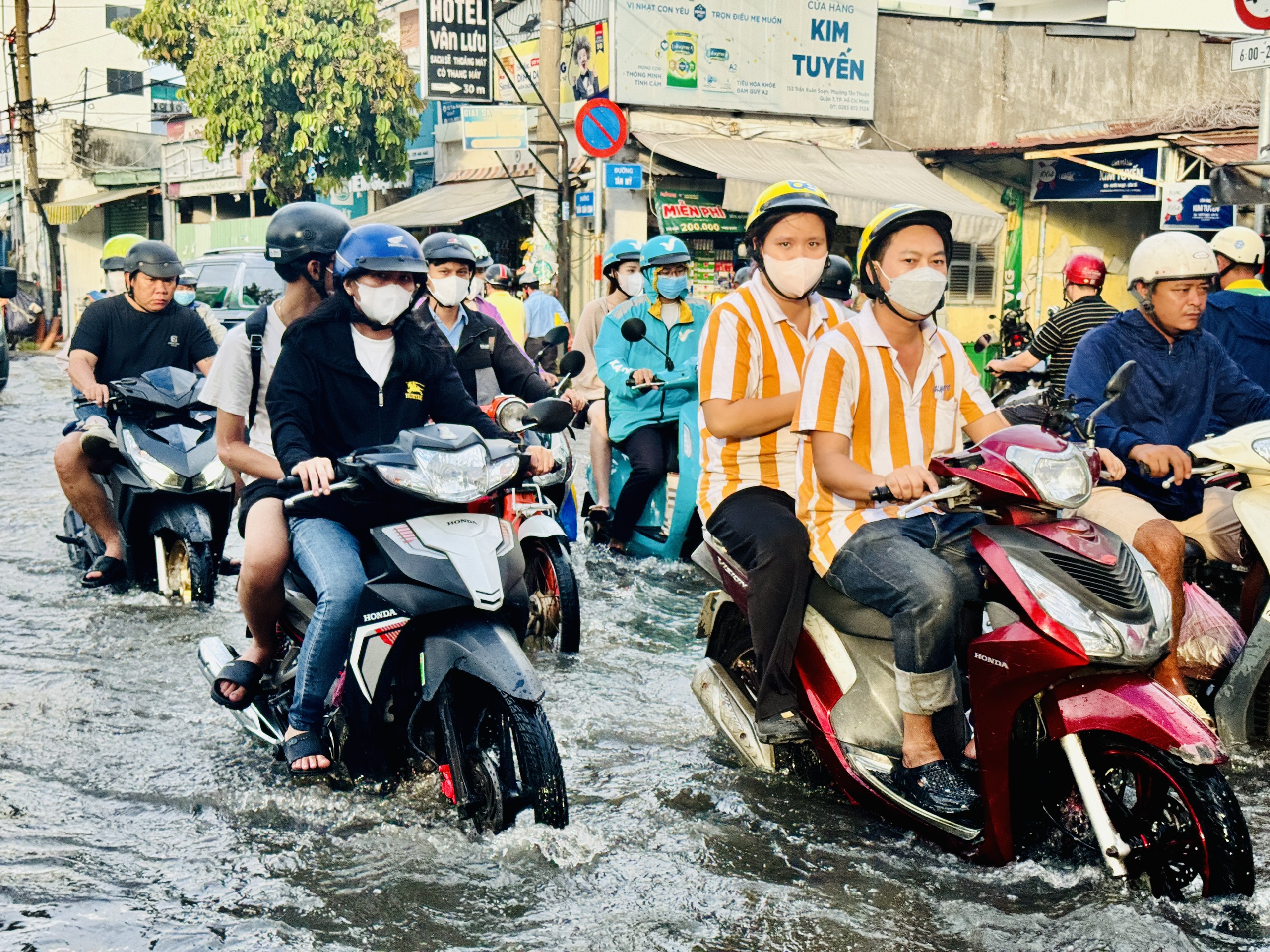 Triều cường gây ngập ở TP.HCM: Người dân ngán ngẩm cảnh lội nước giờ tan tầm- Ảnh 5.