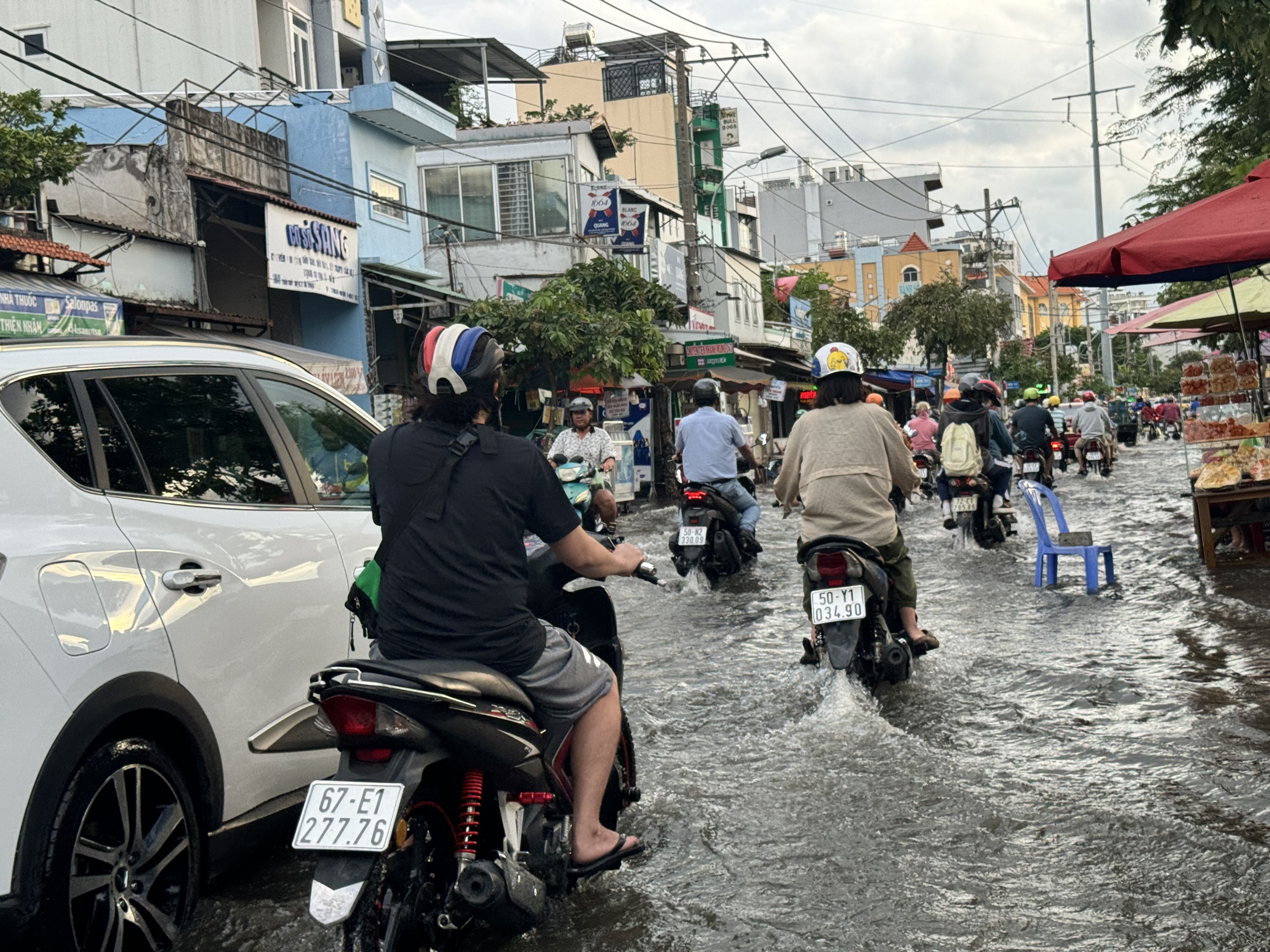 Triều cường gây ngập ở TP.HCM: Người dân ngán ngẩm cảnh lội nước giờ tan tầm- Ảnh 11.