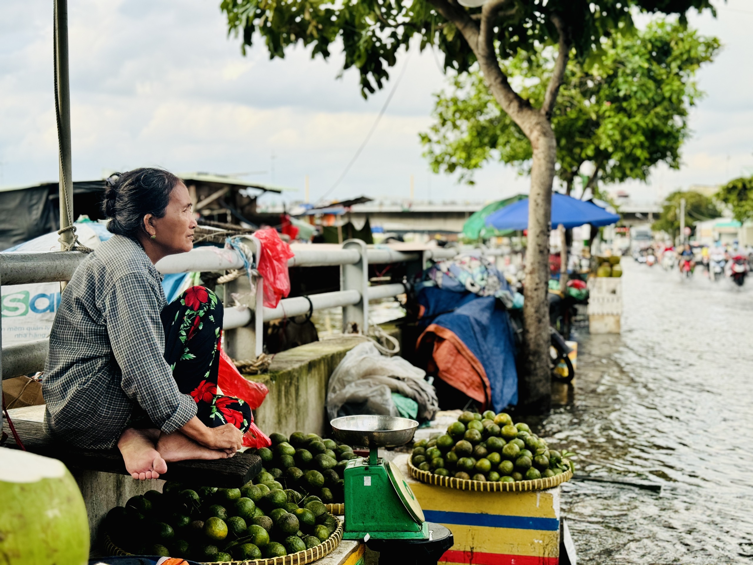 Triều cường gây ngập ở TP.HCM: Người dân ngán ngẩm cảnh lội nước giờ tan tầm- Ảnh 4.