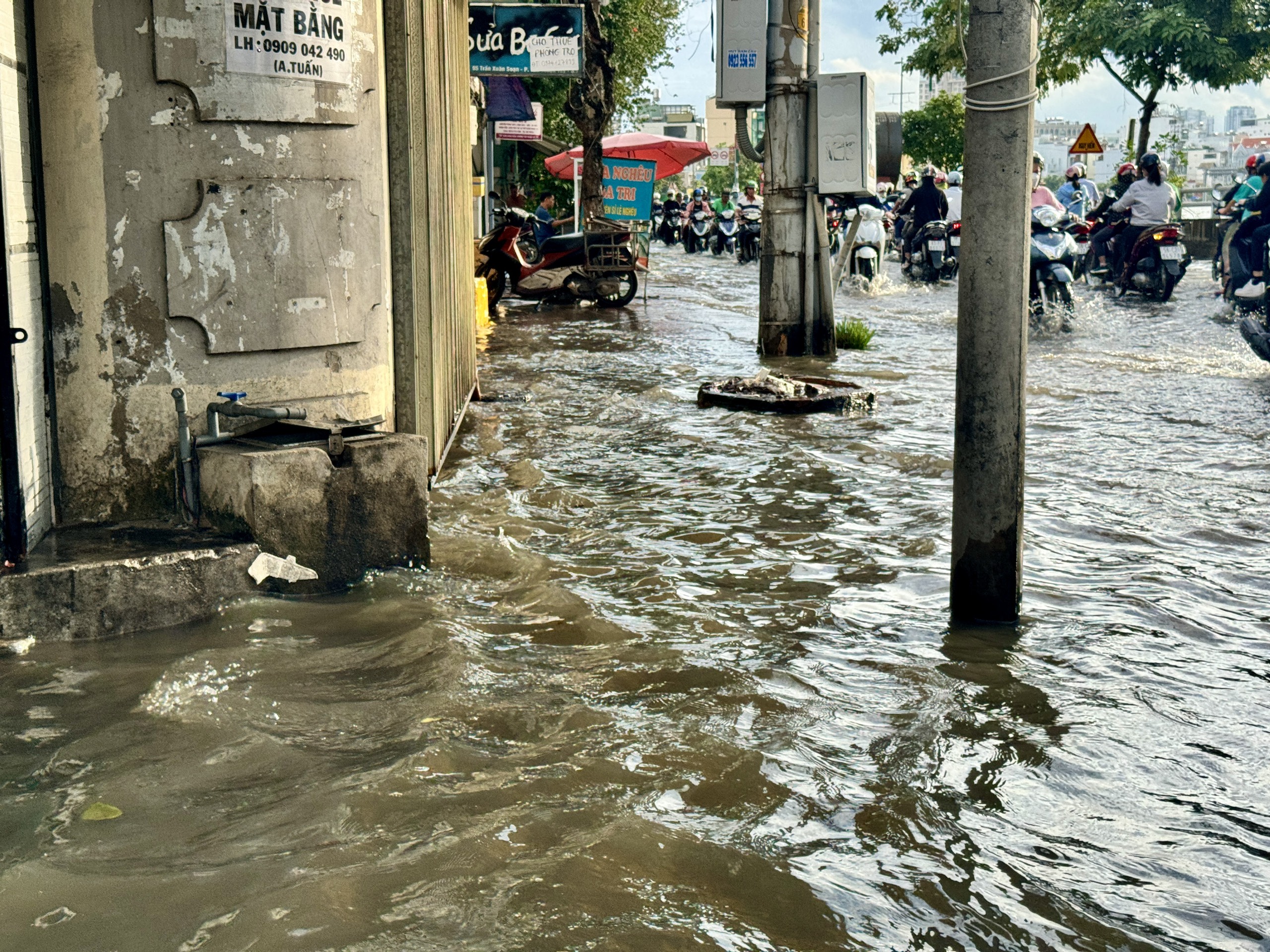 Triều cường gây ngập ở TP.HCM: Người dân ngán ngẩm cảnh lội nước giờ tan tầm- Ảnh 9.