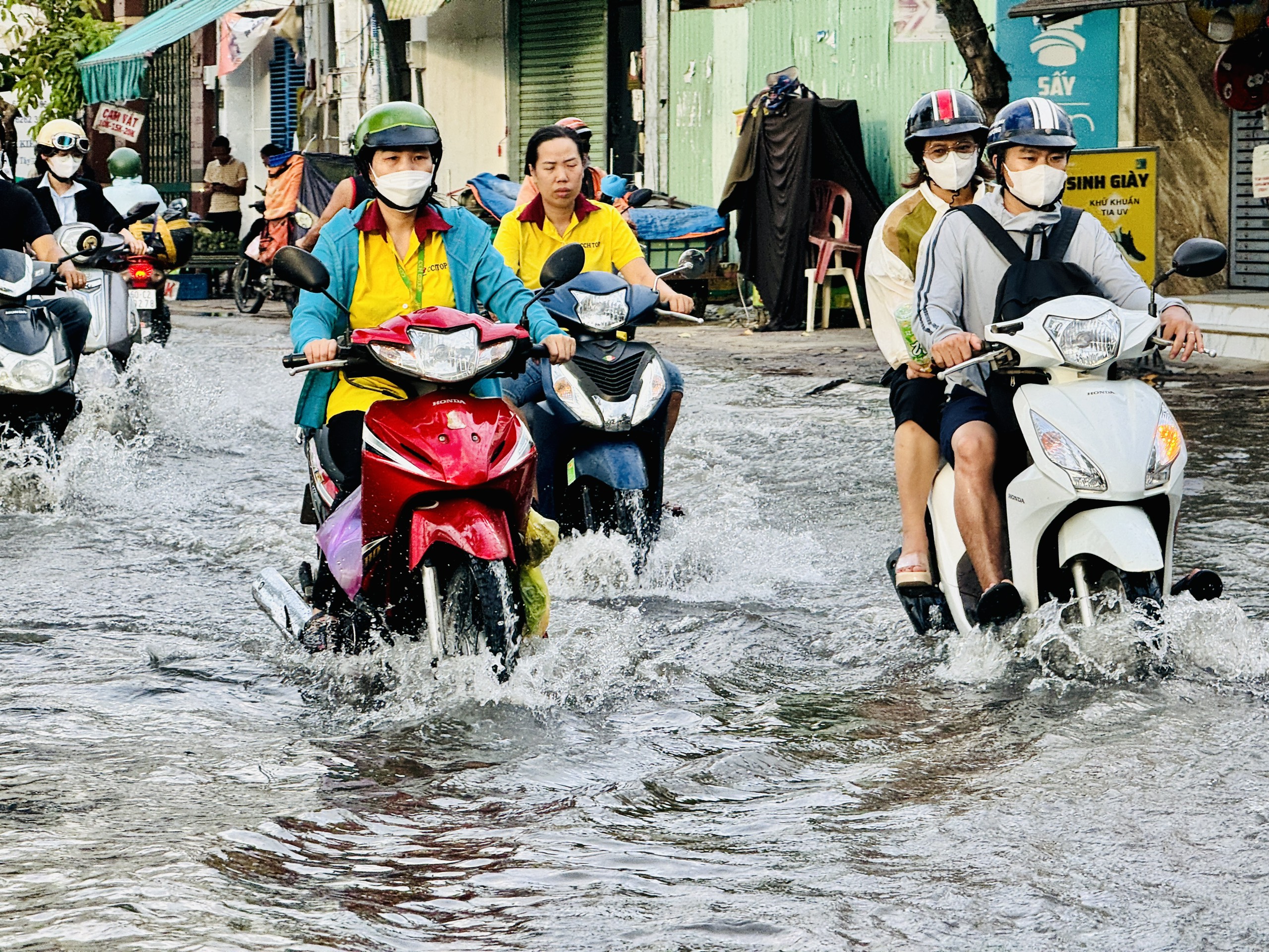 Triều cường gây ngập ở TP.HCM: Người dân ngán ngẩm cảnh lội nước giờ tan tầm- Ảnh 1.