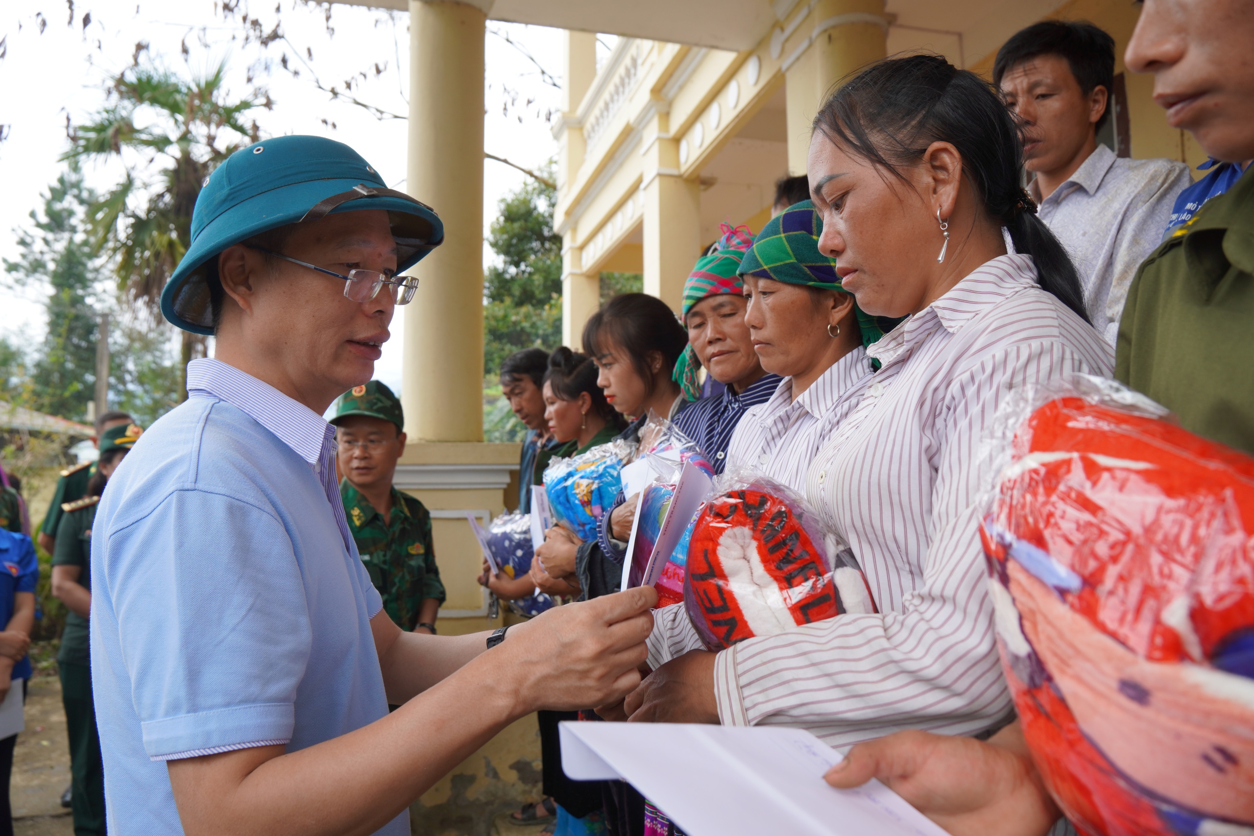 Vùng biên giới Lào Cai sau bão Yagi: Sạt lở tàn phá kinh hoàng trường học, nhà cửa- Ảnh 1.