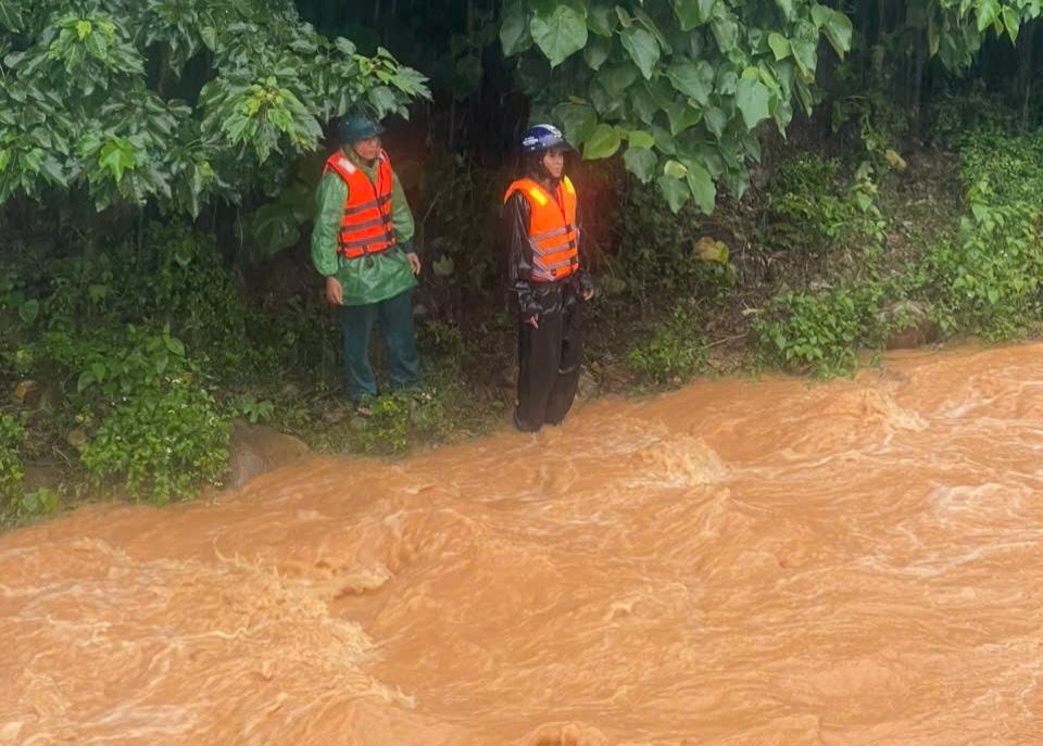 Bão số 4: Mưa lớn gây sạt lở nhiều tuyến đường ở miền núi Quảng Trị- Ảnh 2.