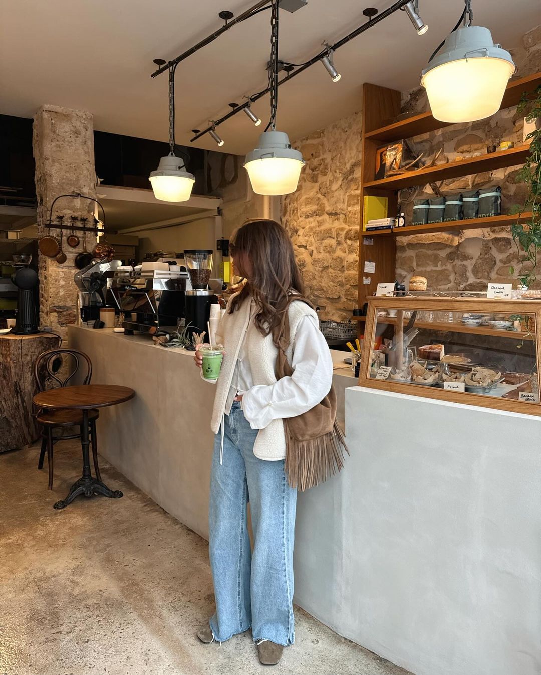 Les jeans à jambes larges sont-ils le basique ultime du denim ? - Photo 8. Quần jeans ống rộng có phải là món đồ denim 'đỉnh' nhất?- Ảnh 8.