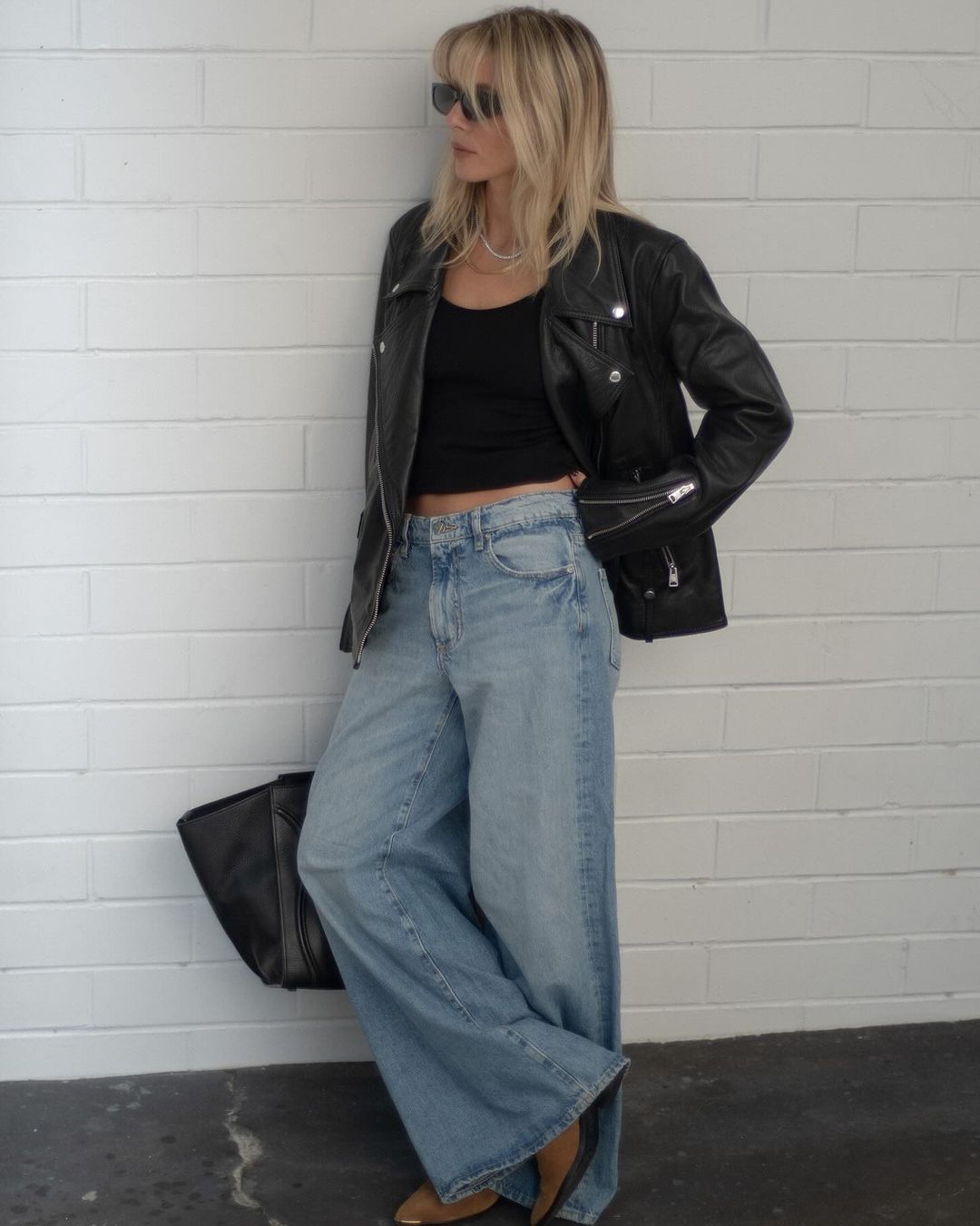 Les jeans à jambes larges sont-ils le basique ultime du denim ? - Photo 2. Quần jeans ống rộng có phải là món đồ denim 'đỉnh' nhất?- Ảnh 2.