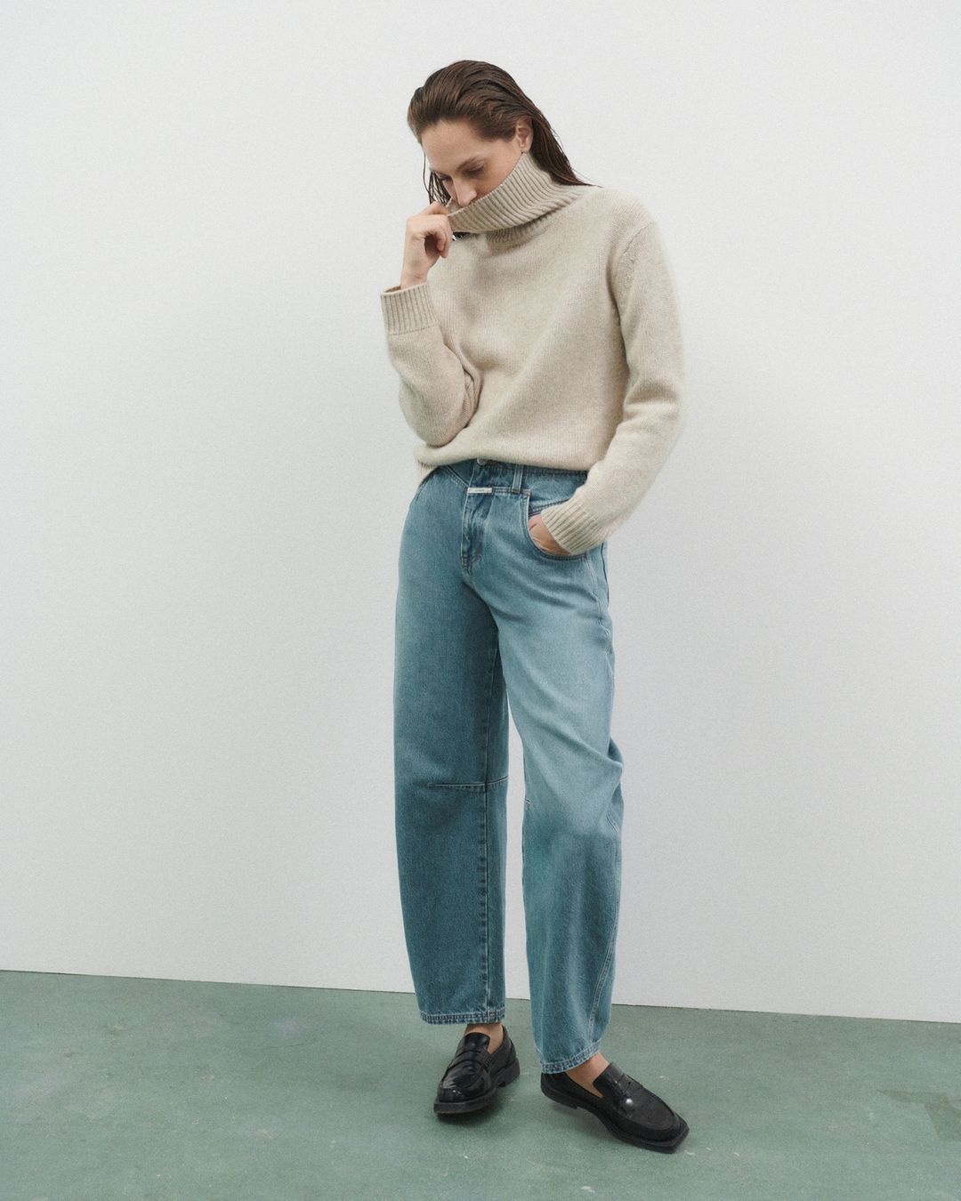 Les jeans à jambes larges sont-ils le basique ultime du denim ? - Photo 1. Quần jeans ống rộng có phải là món đồ denim 'đỉnh' nhất?- Ảnh 1.