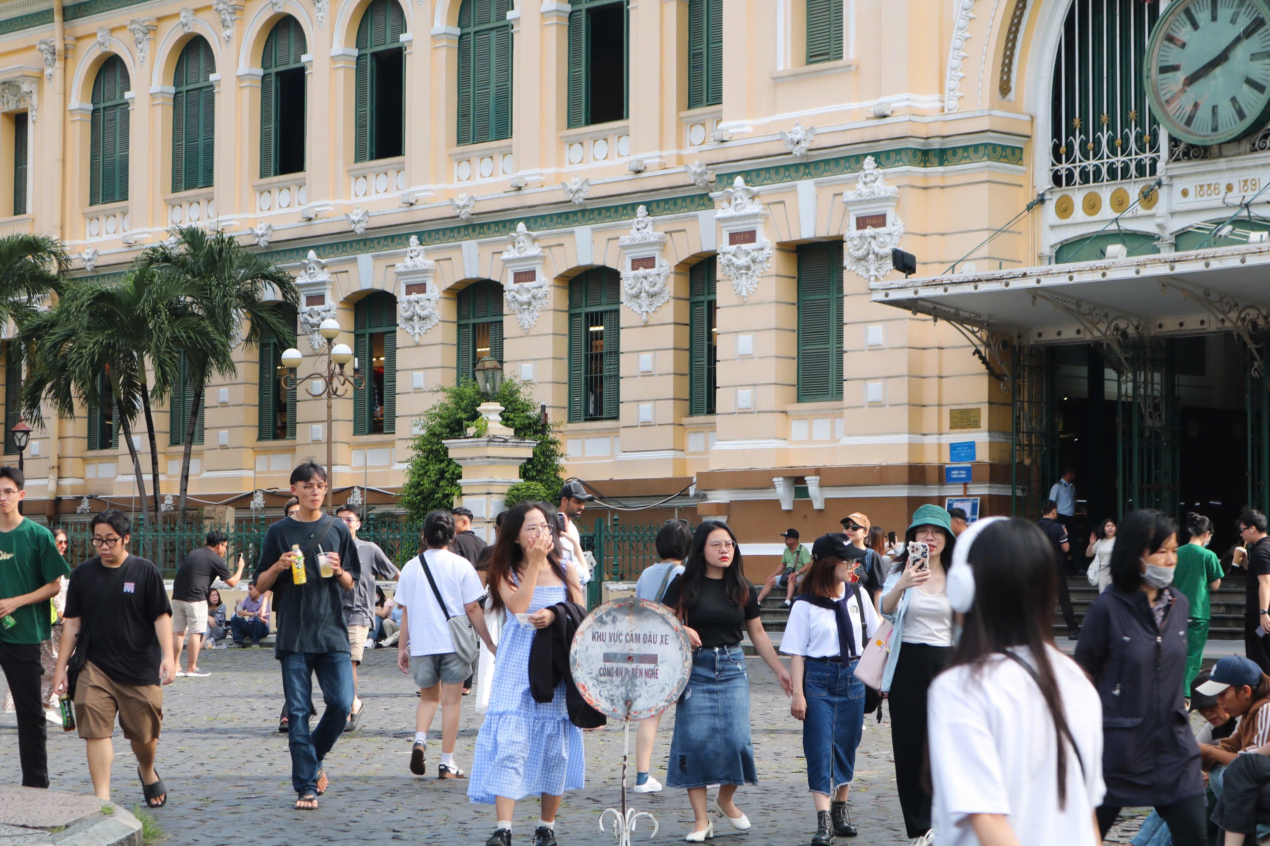 Bạn trẻ mặc áo dài, trên tay cầm cờ Tổ quốc hào hứng check-in trong ngày 2.9- Ảnh 11.