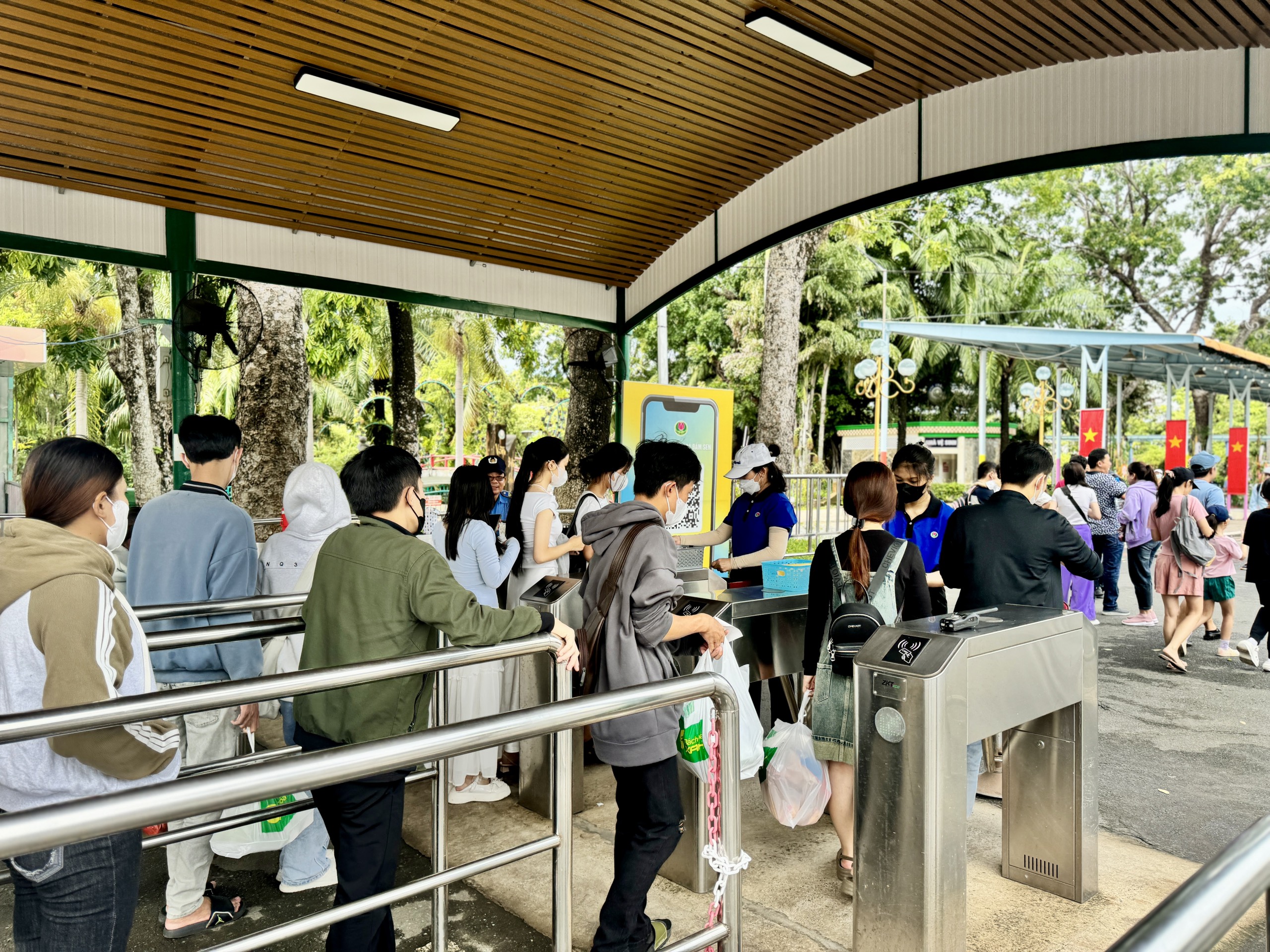 Tiết trời mát mẻ sáng ngày lễ 2.9: Đông người đến Đầm Sen vui chơi- Ảnh 4. Tiết trời mát mẻ sáng ngày lễ 2.9: Đông người đến Đầm Sen vui chơi- Ảnh 4.