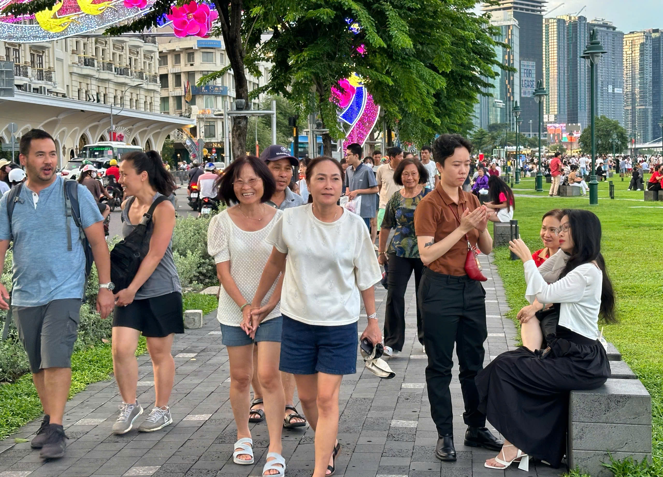 Chiều tối nay, biển người đổ về trung tâm TP.HCM chờ ngắm pháo hoa lễ 2.9- Ảnh 5.