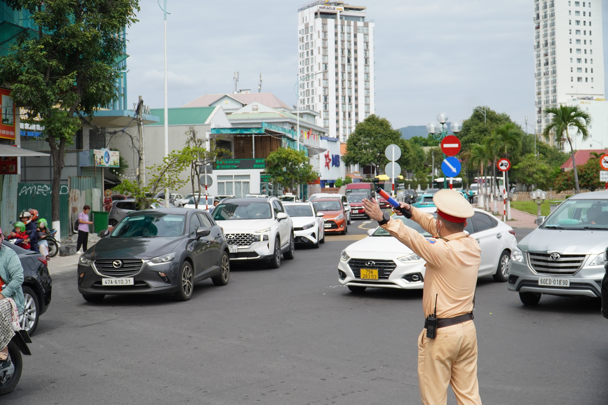 Du khách tiếp tục đổ về Nha Trang, nhiều nơi ken kín- Ảnh 3.