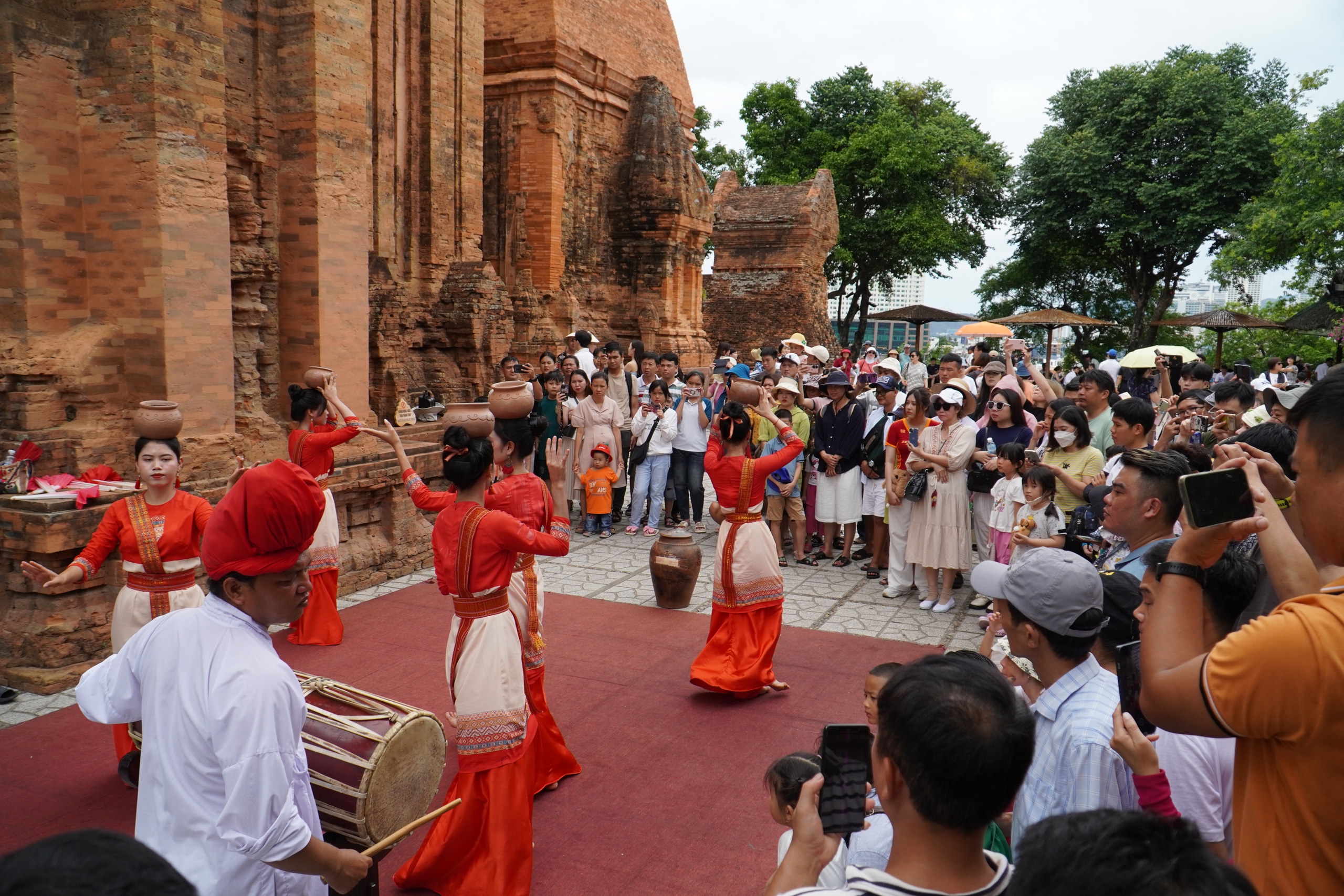 Du khách tiếp tục đổ về Nha Trang, nhiều nơi ken kín- Ảnh 4.