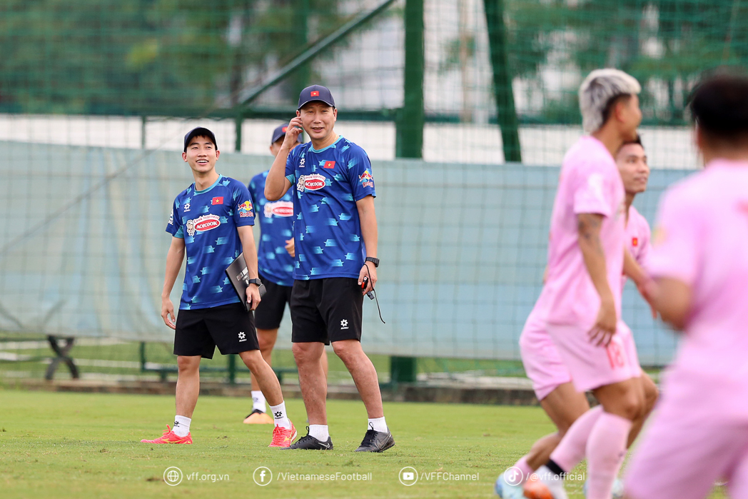 HLV Kim Sang-sik trên sân tập chiều nay