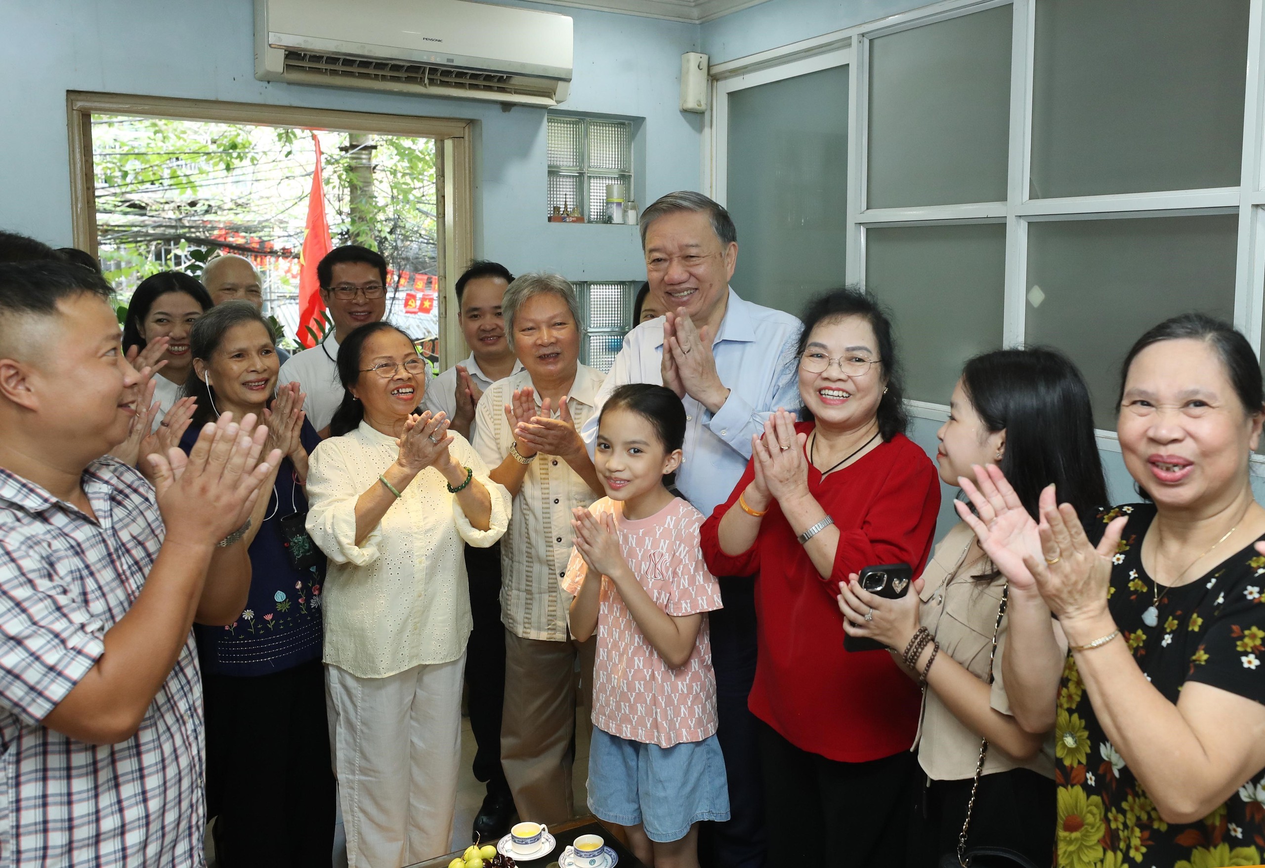 Tổng Bí thư, Chủ tịch nước thăm gia đình cố nhạc sĩ Văn Cao, cố họa sĩ Bùi Trang Chước- Ảnh 2.