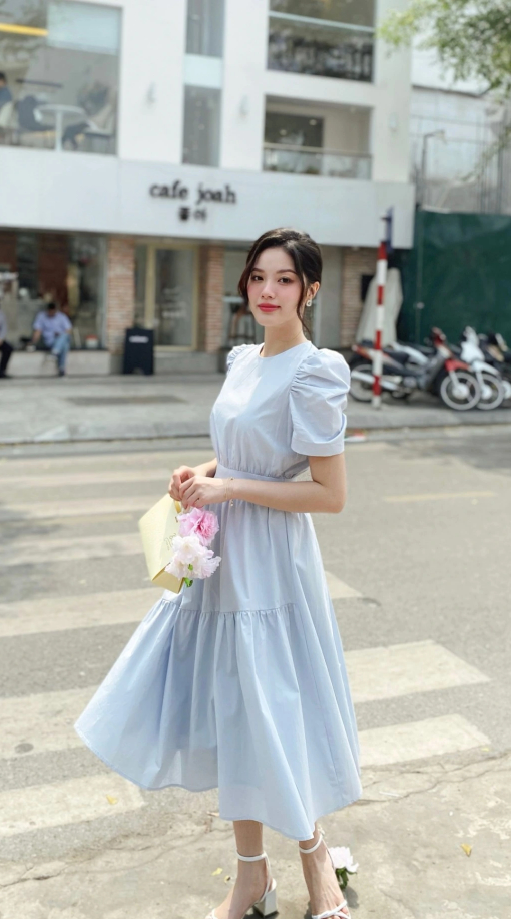 ពាក់រ៉ូបពាក់កណ្ដាលបង្កើតភាពស្រស់ស្អាតនិងមានជំនាញវិជ្ជាជីវៈសម្រាប់រចនាប័ទ្មការិយាល័យ - រូបថត ៨. Diện váy midi tạo điểm nhấn thanh lịch và chuyên nghiệp cho phong cách công sở
- Ảnh 8.