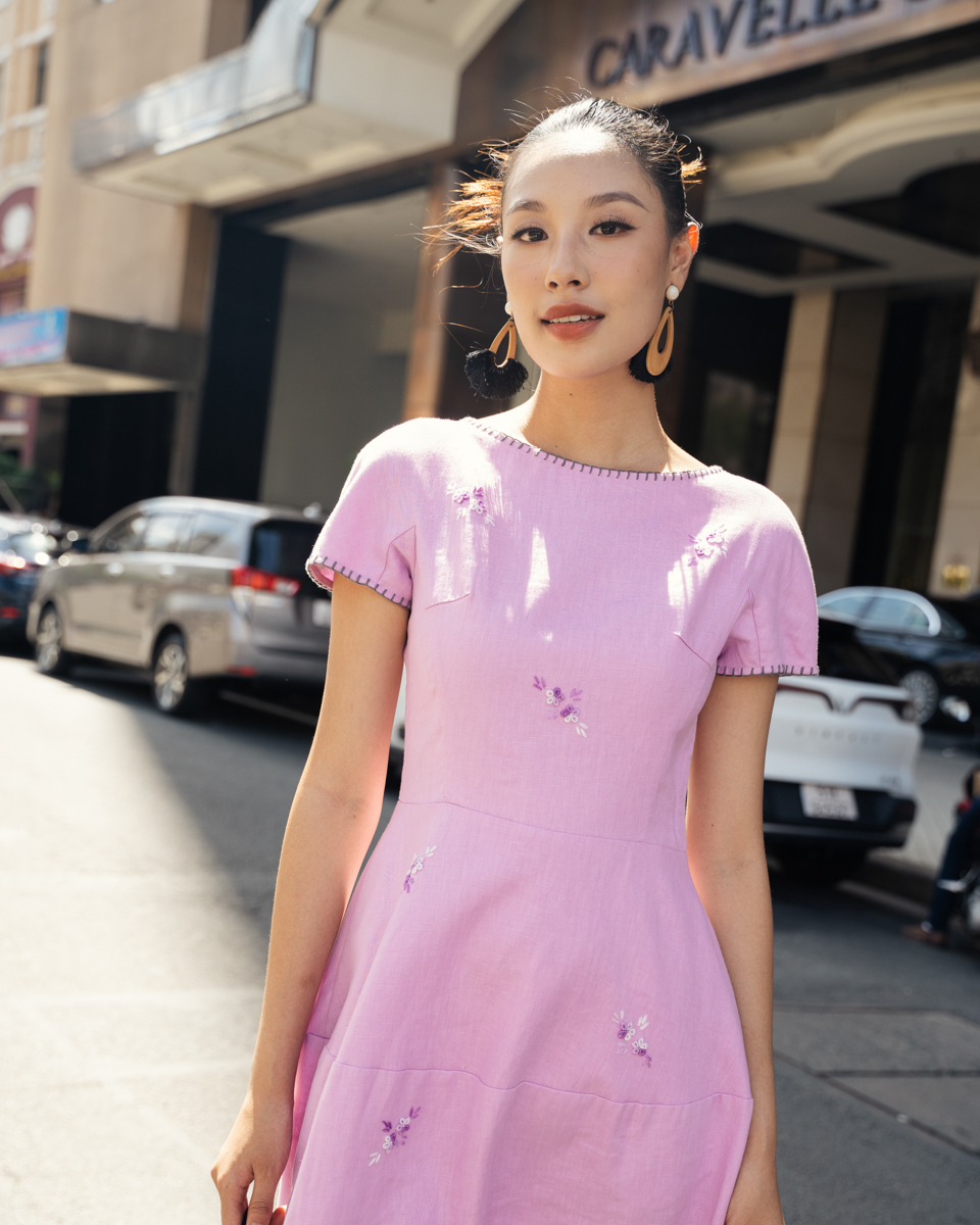 Entra en el suave otoño con conjuntos de lino - Foto 1. Bước vào mùa thu dịu dàng cùng trang phục linen- Ảnh 1.