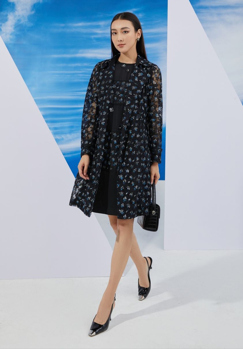 Ponořte se do elegance a síly s trenčkotem - Foto 1. Đắm mình trong vẻ đẹp quý phái và quyền lực với áo măng tô- Ảnh 1.