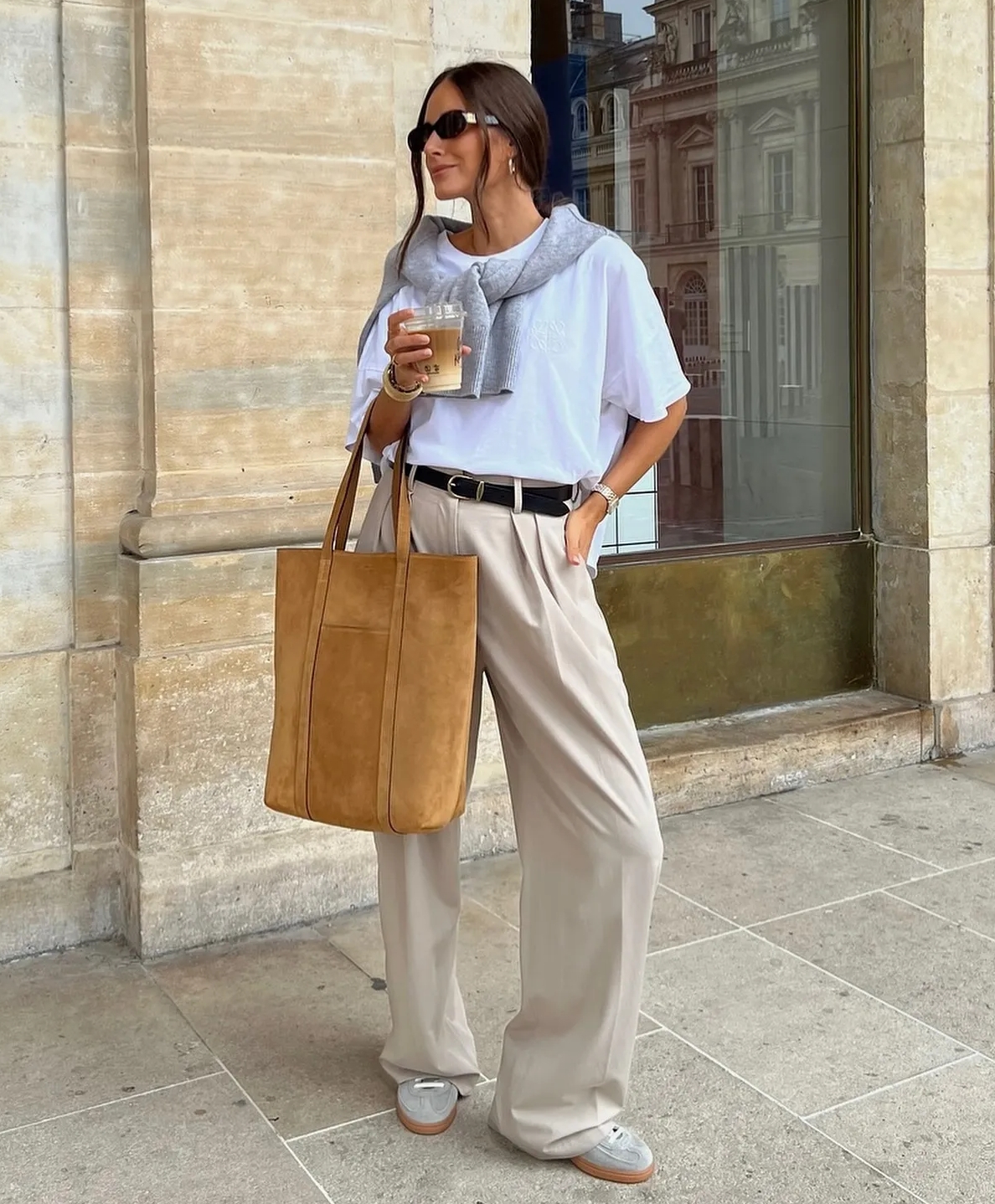 Tênis e calças elegantes, adequados tanto para o trabalho quanto para encontros românticos - Foto 2. Giày thể thao và quần tây thanh lịch, phù hợp tới công sở lẫn hẹn hò- Ảnh 2.