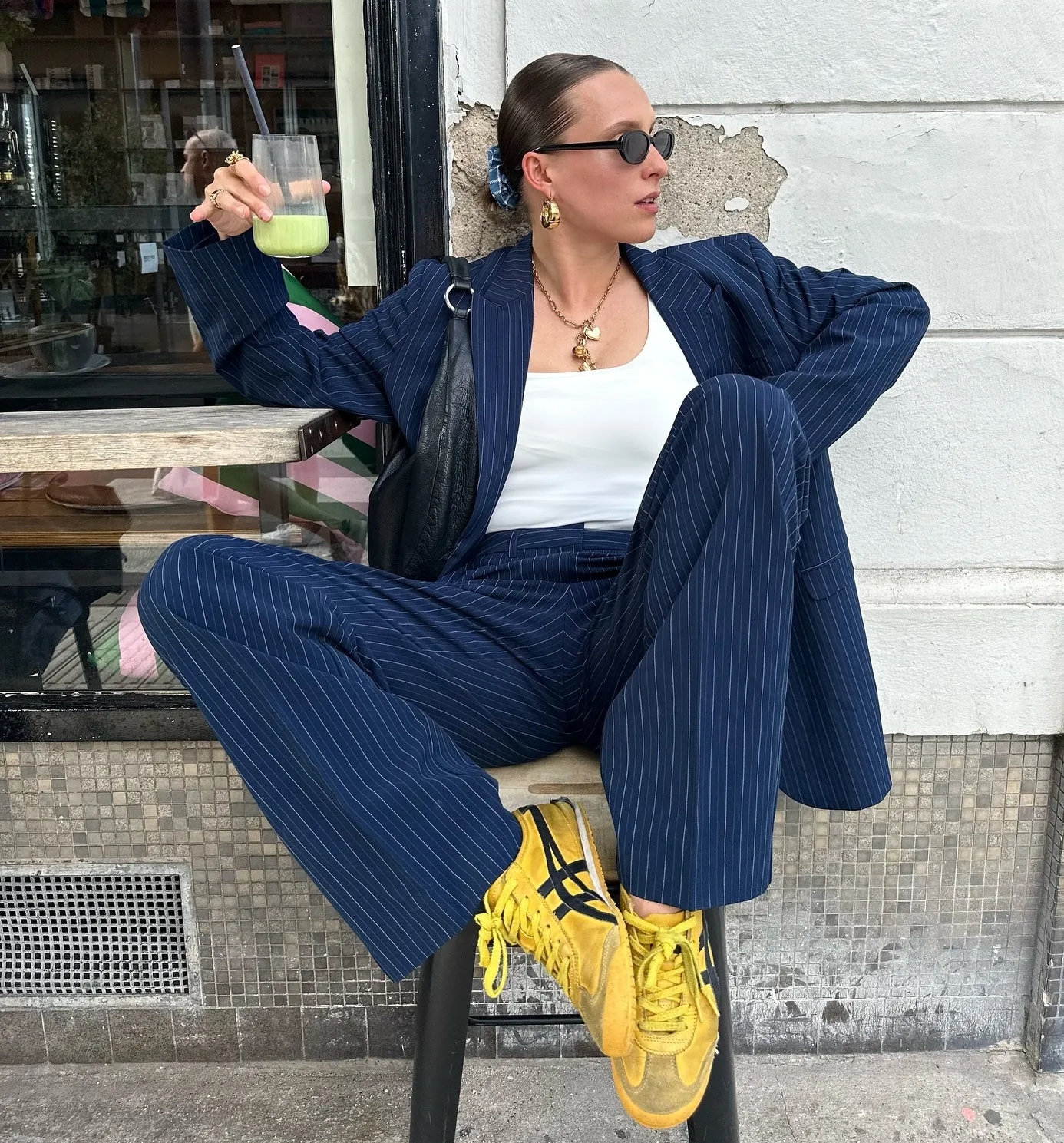 Tênis e calças elegantes, adequados tanto para o trabalho quanto para encontros românticos - Foto 3. Giày thể thao và quần tây thanh lịch, phù hợp tới công sở lẫn hẹn hò- Ảnh 3.