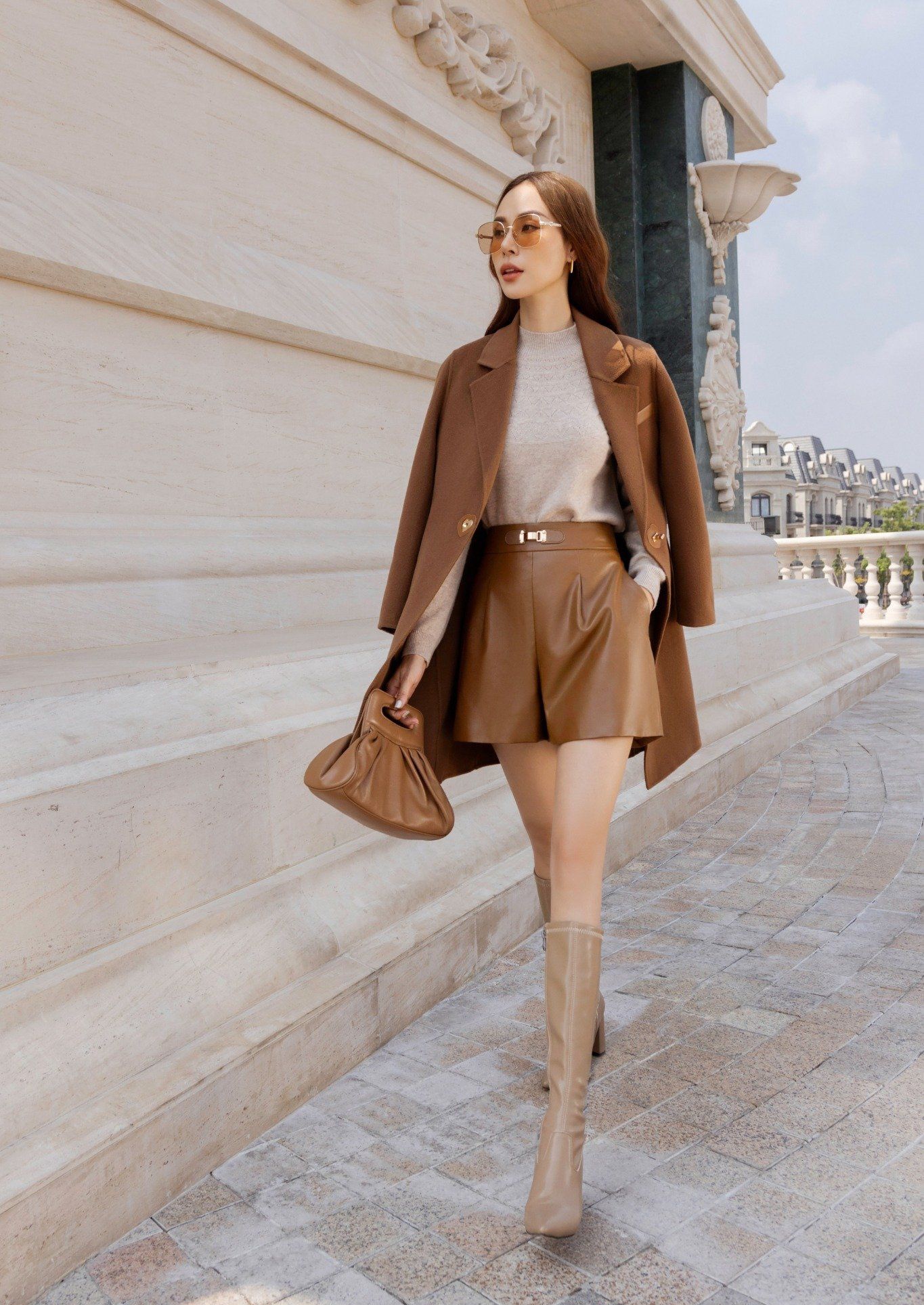 Ponořte se do elegance a síly s trenčkotem - Foto 3. Đắm mình trong vẻ đẹp quý phái và quyền lực với áo măng tô- Ảnh 3.