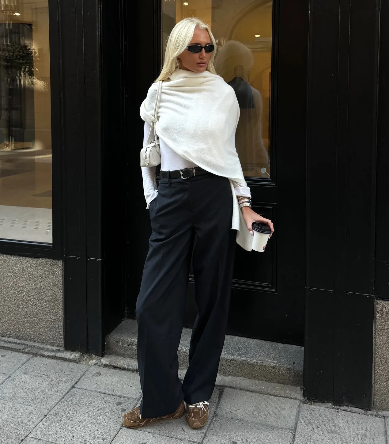 Tênis e calças elegantes, adequados tanto para o trabalho quanto para encontros românticos - Foto 4. Giày thể thao và quần tây thanh lịch, phù hợp tới công sở lẫn hẹn hò- Ảnh 4.