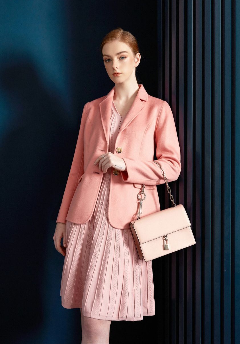 Ponořte se do elegance a síly s trenčkotem - Foto 4. Đắm mình trong vẻ đẹp quý phái và quyền lực với áo măng tô- Ảnh 4.